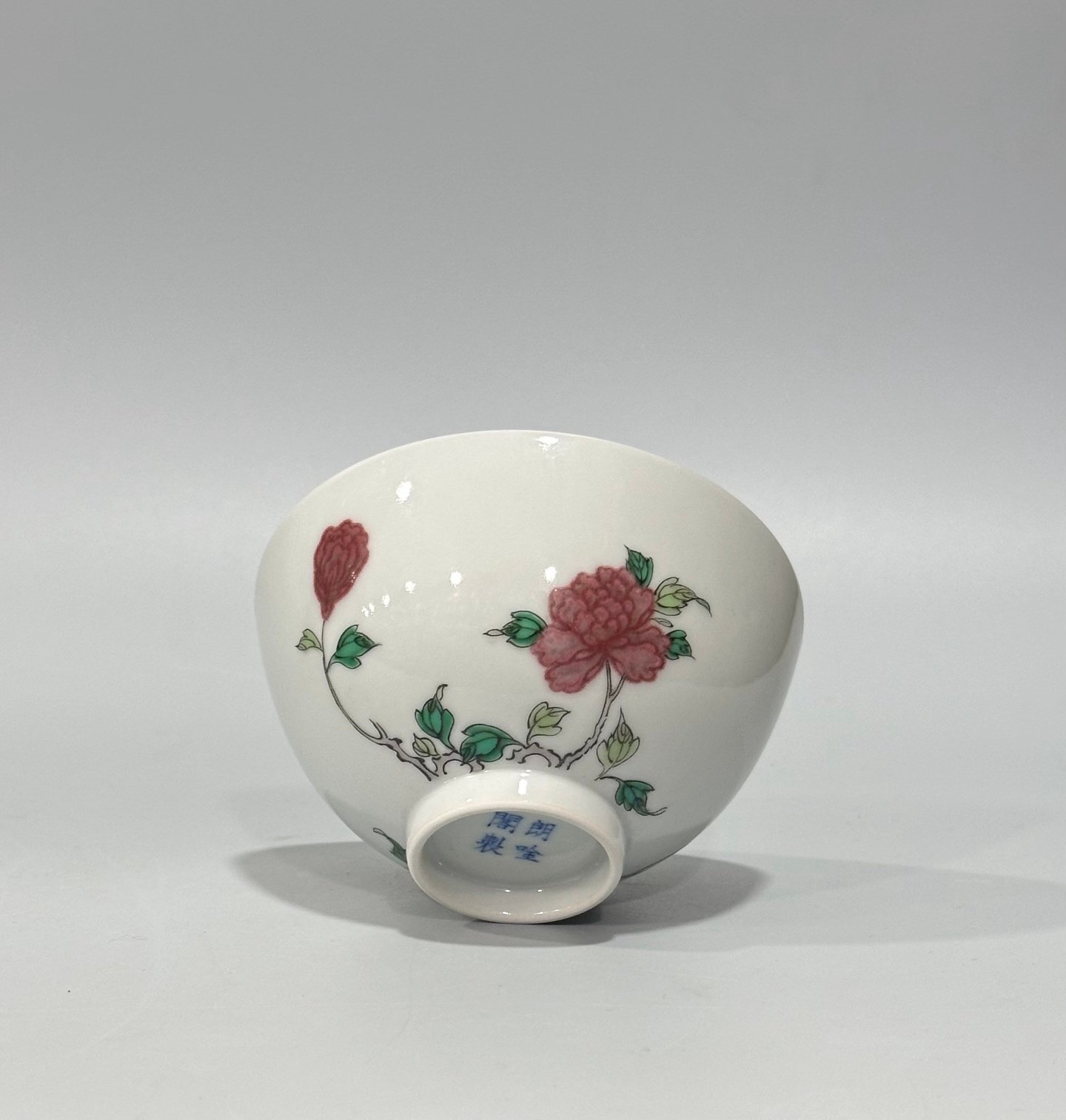 Oing Dynasty Yongzheng Langmei Pavilion modelOing red cup with colorful floral patterns