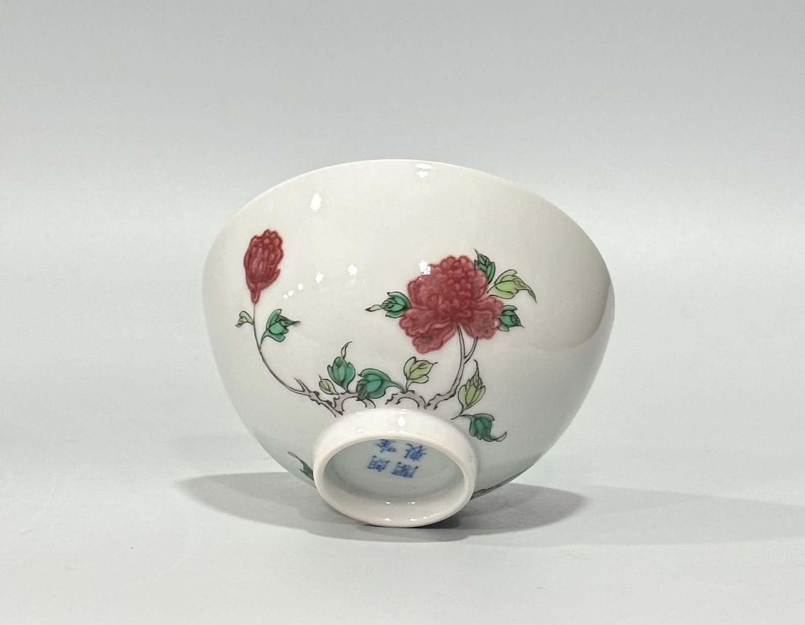 Oing Dynasty Yongzheng Langmei Pavilion modelOing red cup with colorful floral patterns