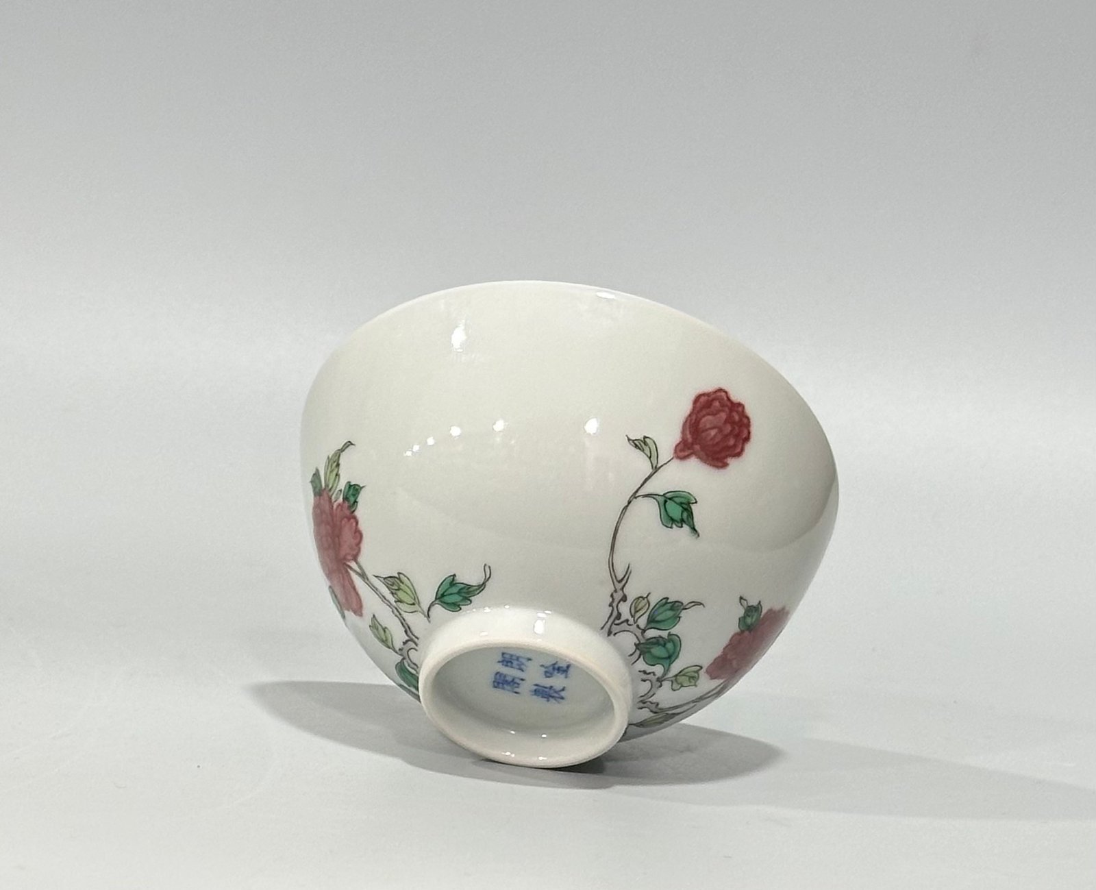 Oing Dynasty Yongzheng Langmei Pavilion modelOing red cup with colorful floral patterns