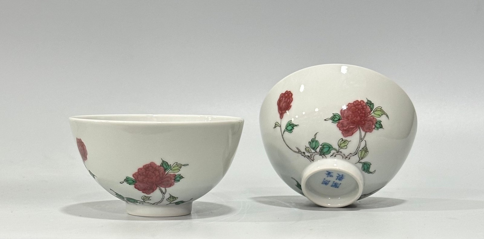 Oing Dynasty Yongzheng Langmei Pavilion modelOing red cup with colorful floral patterns