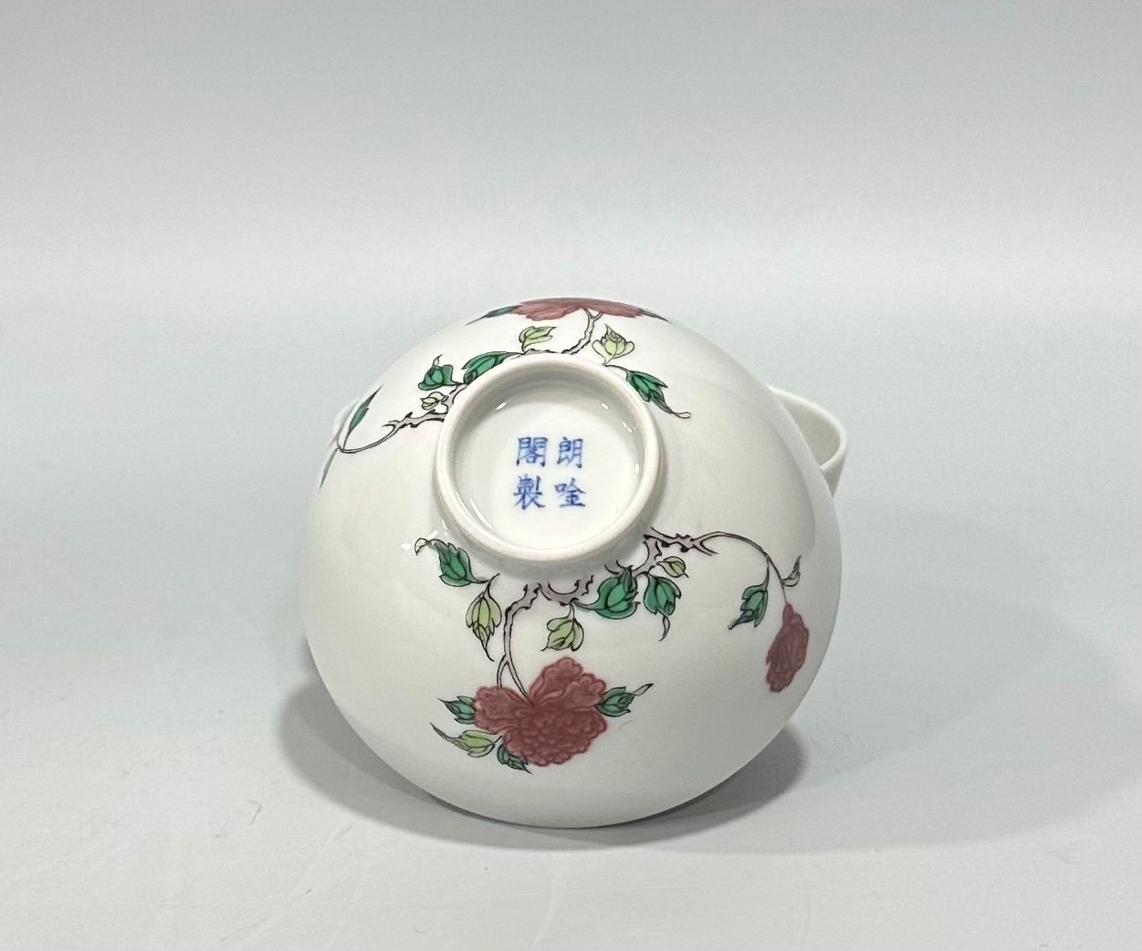 Oing Dynasty Yongzheng Langmei Pavilion modelOing red cup with colorful floral patterns