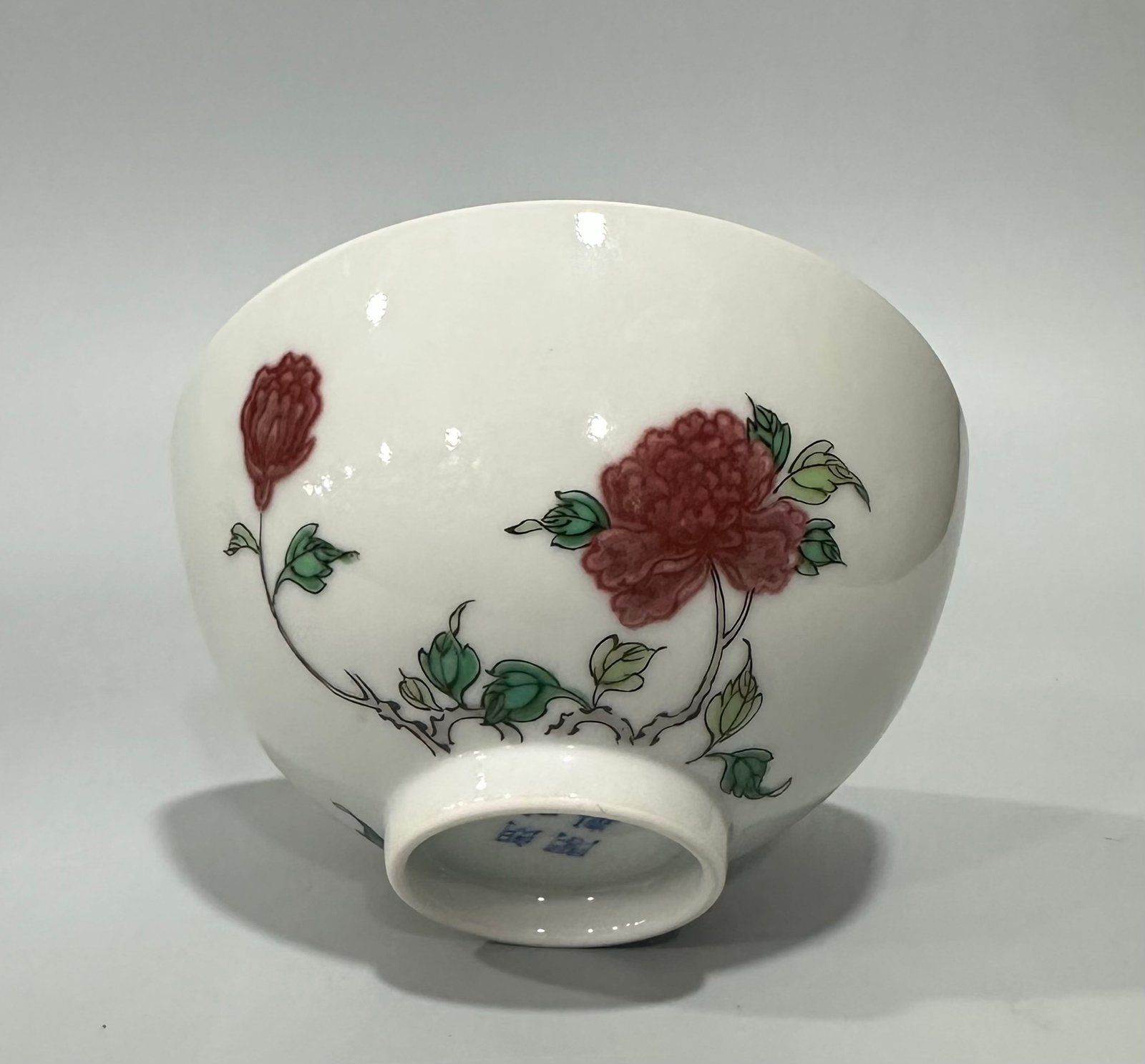 Oing Dynasty Yongzheng Langmei Pavilion modelOing red cup with colorful floral patterns