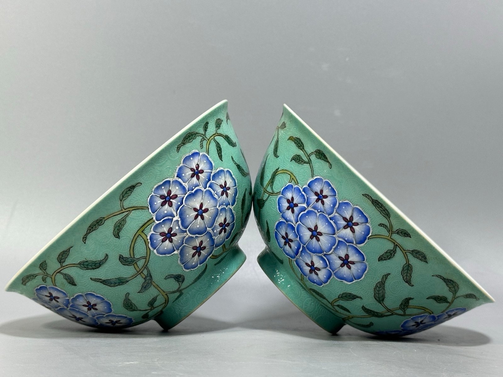Oing Dynasty Yongzhengturquoise green flower-patterned bowl