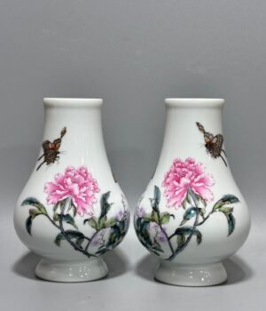 Oing Dynasty Yongzheng year Franccai butterfly and flower pattern vase