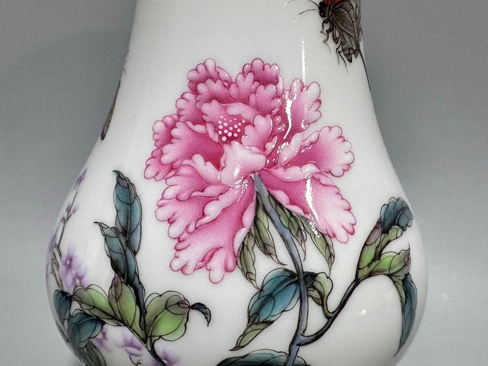 Oing Dynasty Yongzheng year Franccai butterfly and flower pattern vase