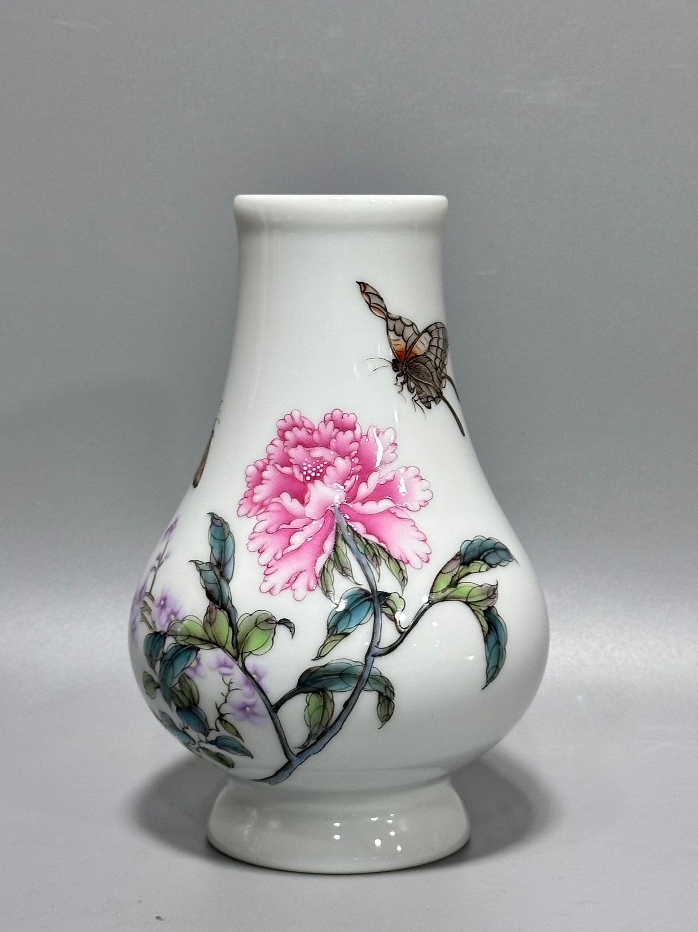 Oing Dynasty Yongzheng year Franccai butterfly and flower pattern vase