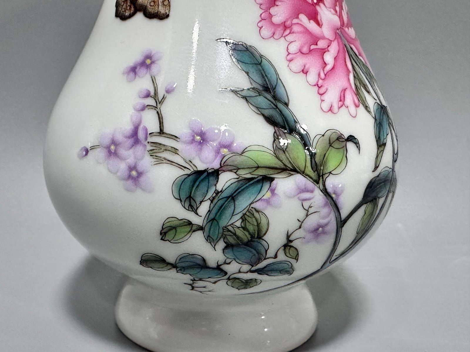 Oing Dynasty Yongzheng year Franccai butterfly and flower pattern vase