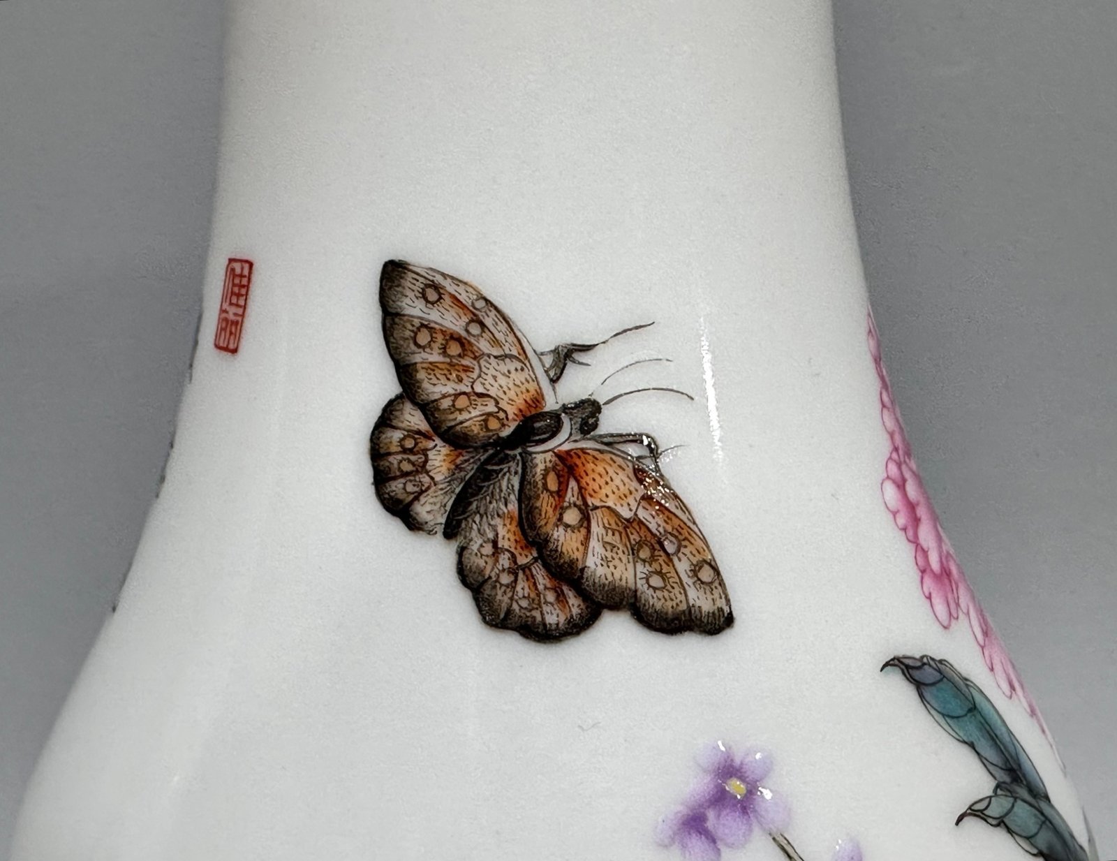 Oing Dynasty Yongzheng year Franccai butterfly and flower pattern vase
