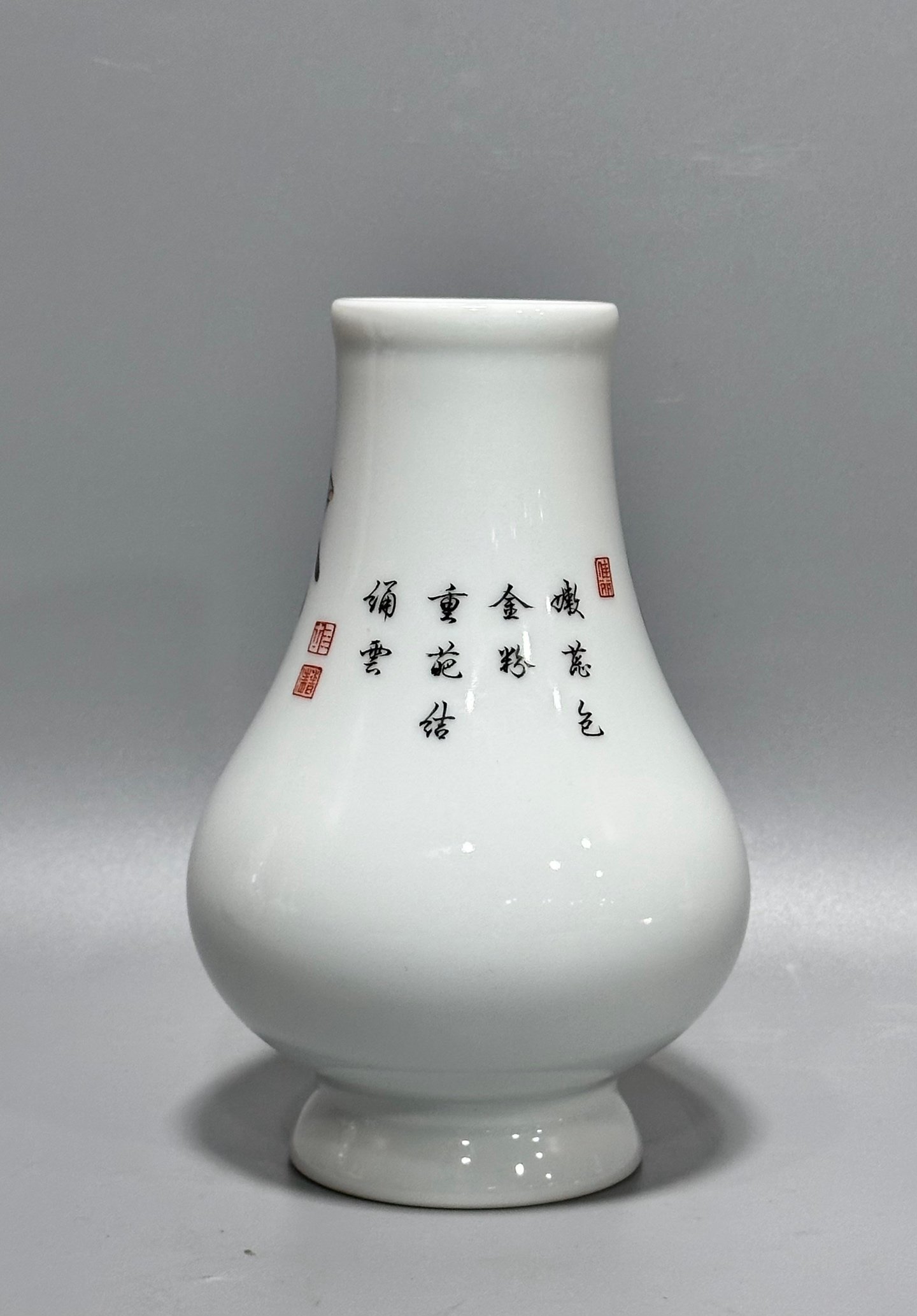Oing Dynasty Yongzheng year Franccai butterfly and flower pattern vase