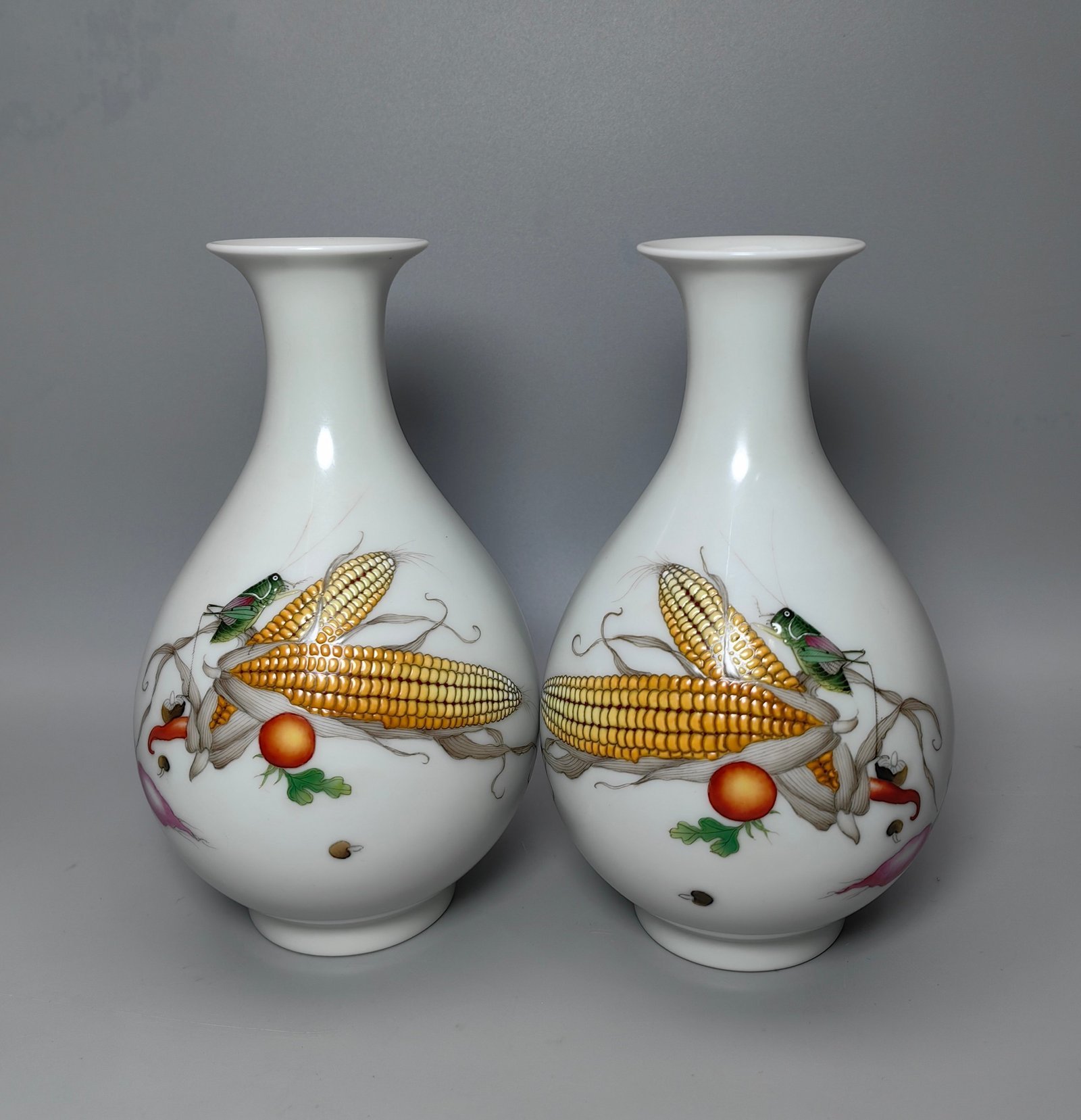 Oing Dynasty Yongzheng year a pair of jade urns and spring vase