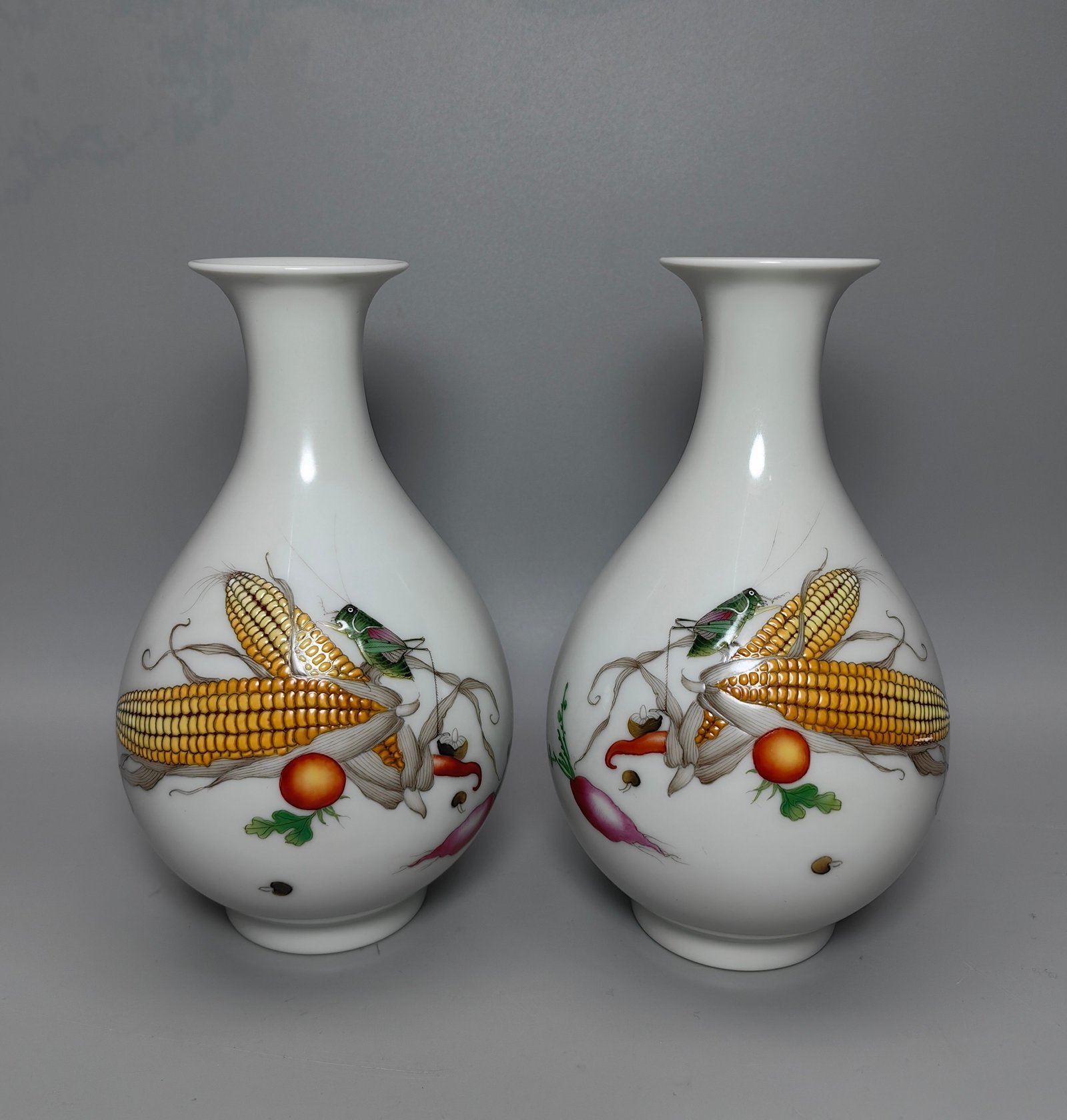 Oing Dynasty Yongzheng year a pair of jade urns and spring vase