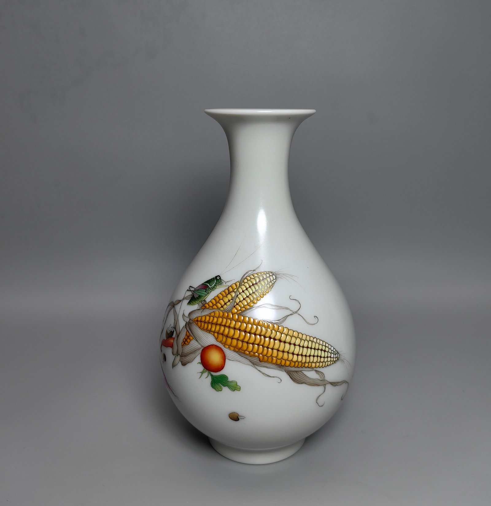 Oing Dynasty Yongzheng year a pair of jade urns and spring vase