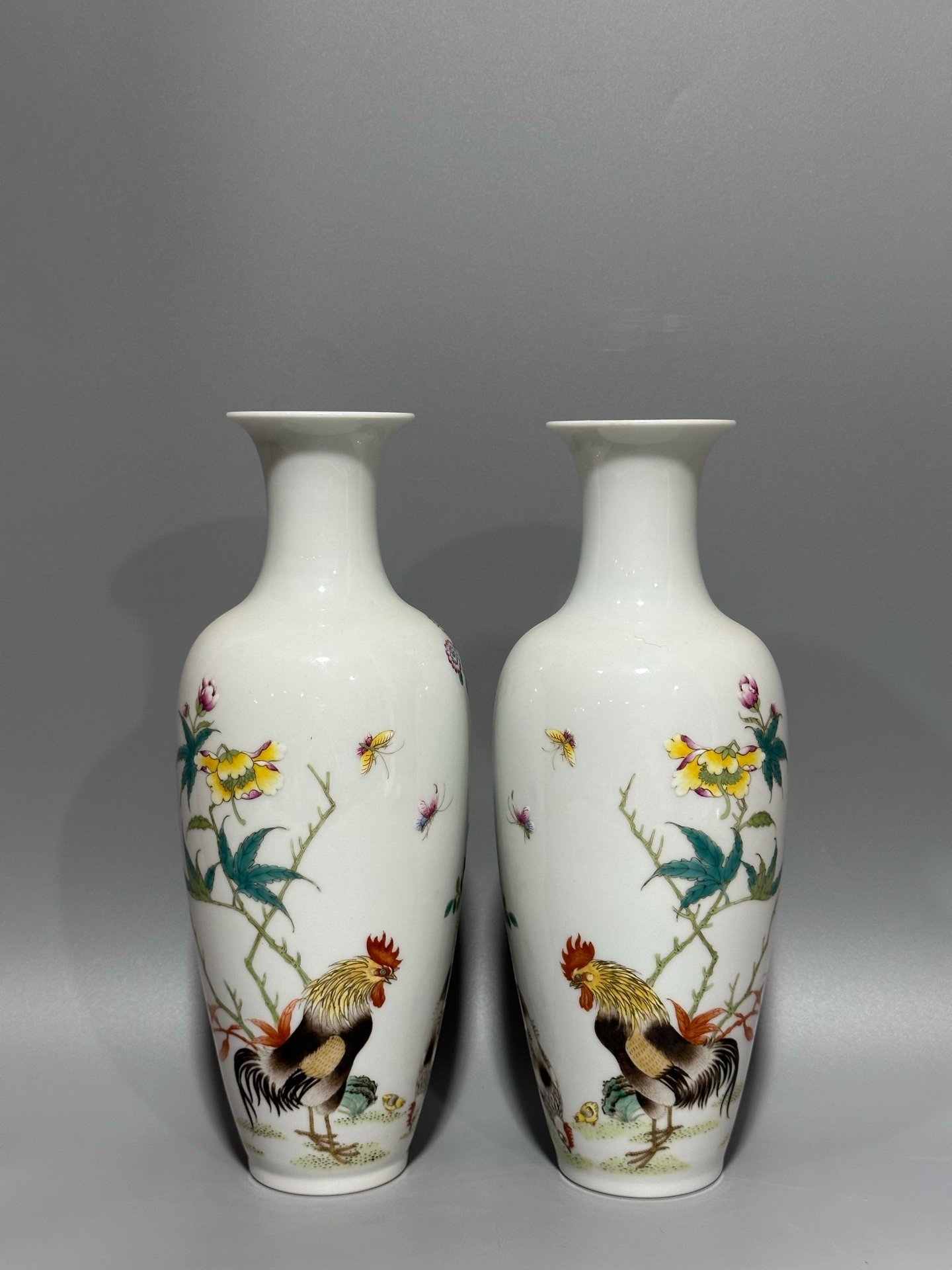 Oing Dynasty Yongzheng year enamel vase with family portrait pattern