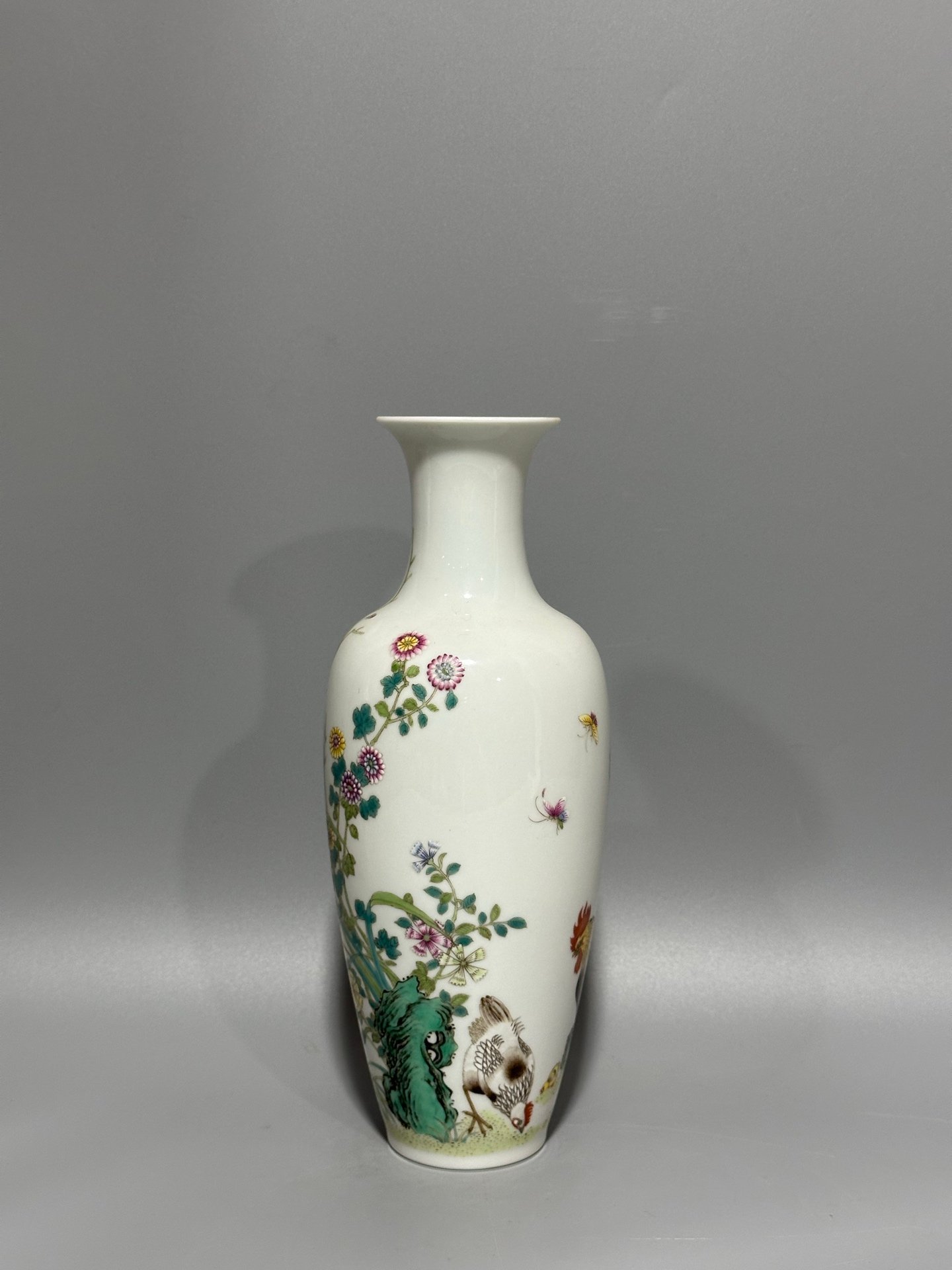 Oing Dynasty Yongzheng year enamel vase with family portrait pattern