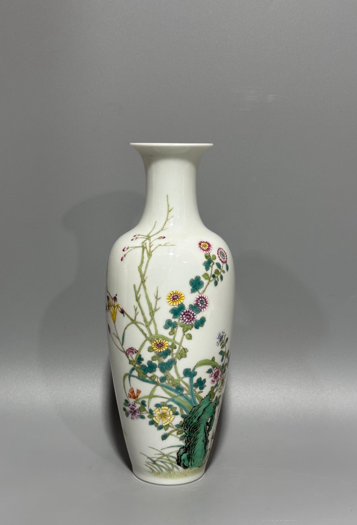 Oing Dynasty Yongzheng year enamel vase with family portrait pattern