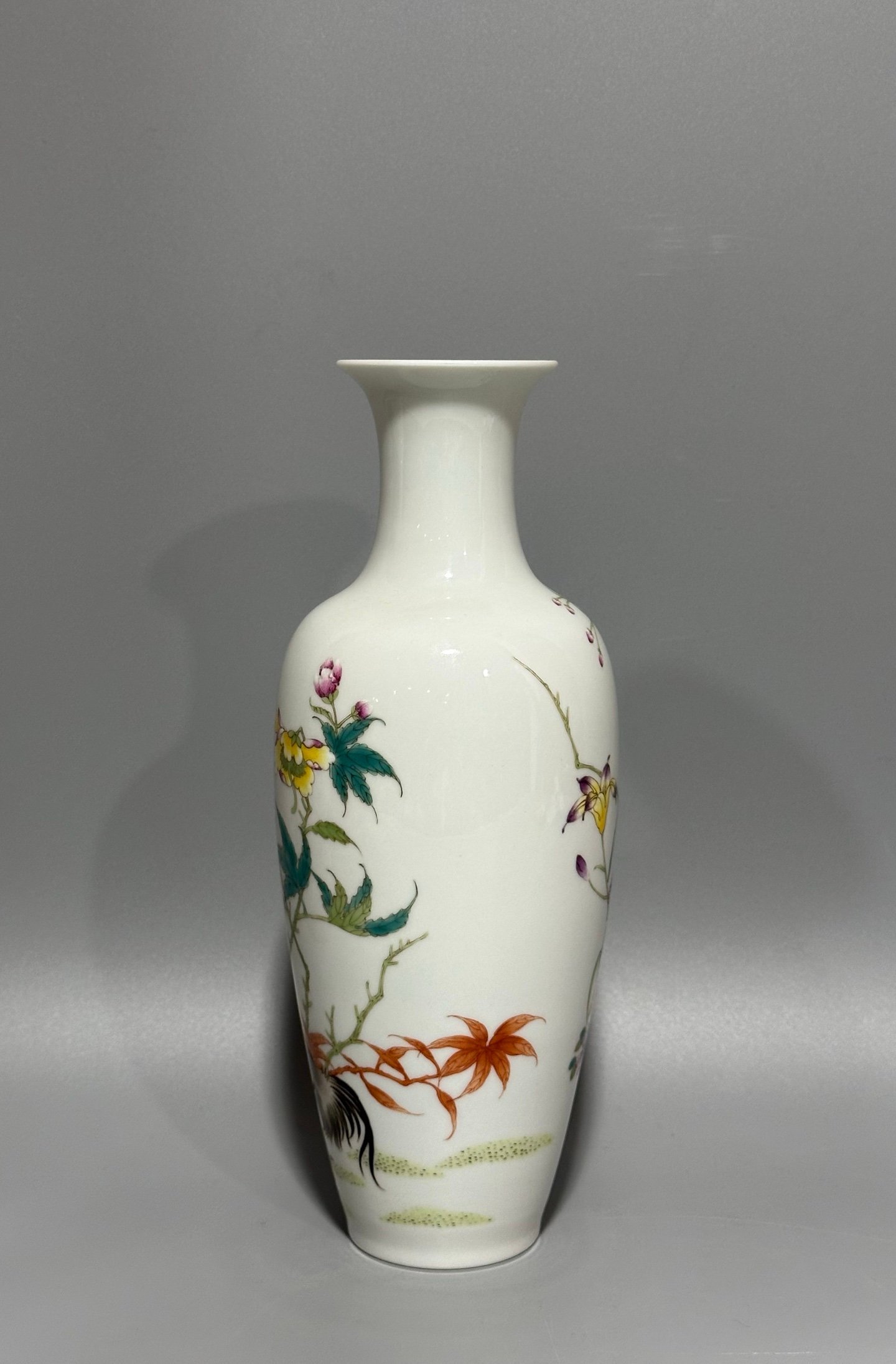 Oing Dynasty Yongzheng year enamel vase with family portrait pattern