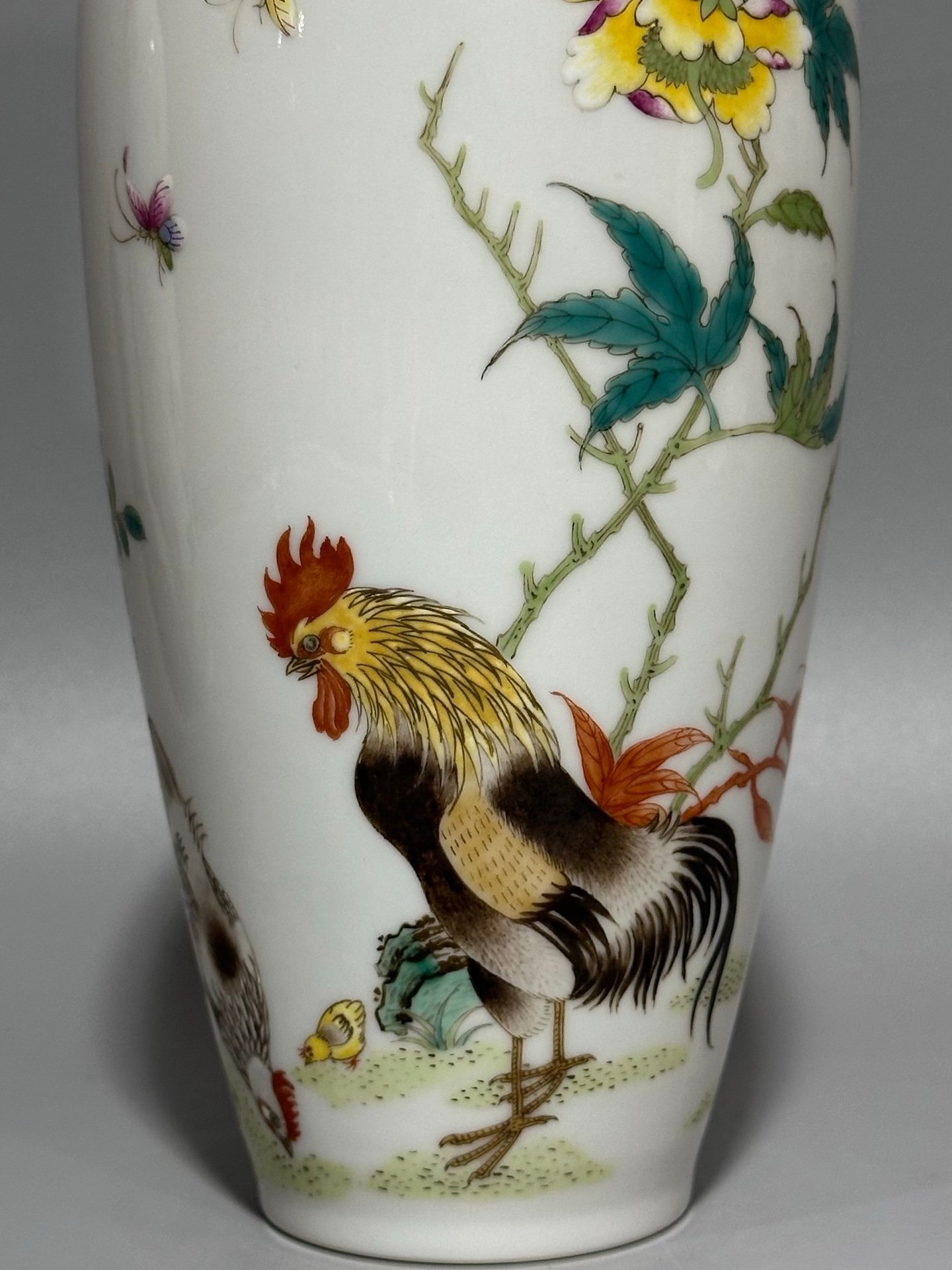 Oing Dynasty Yongzheng year enamel vase with family portrait pattern