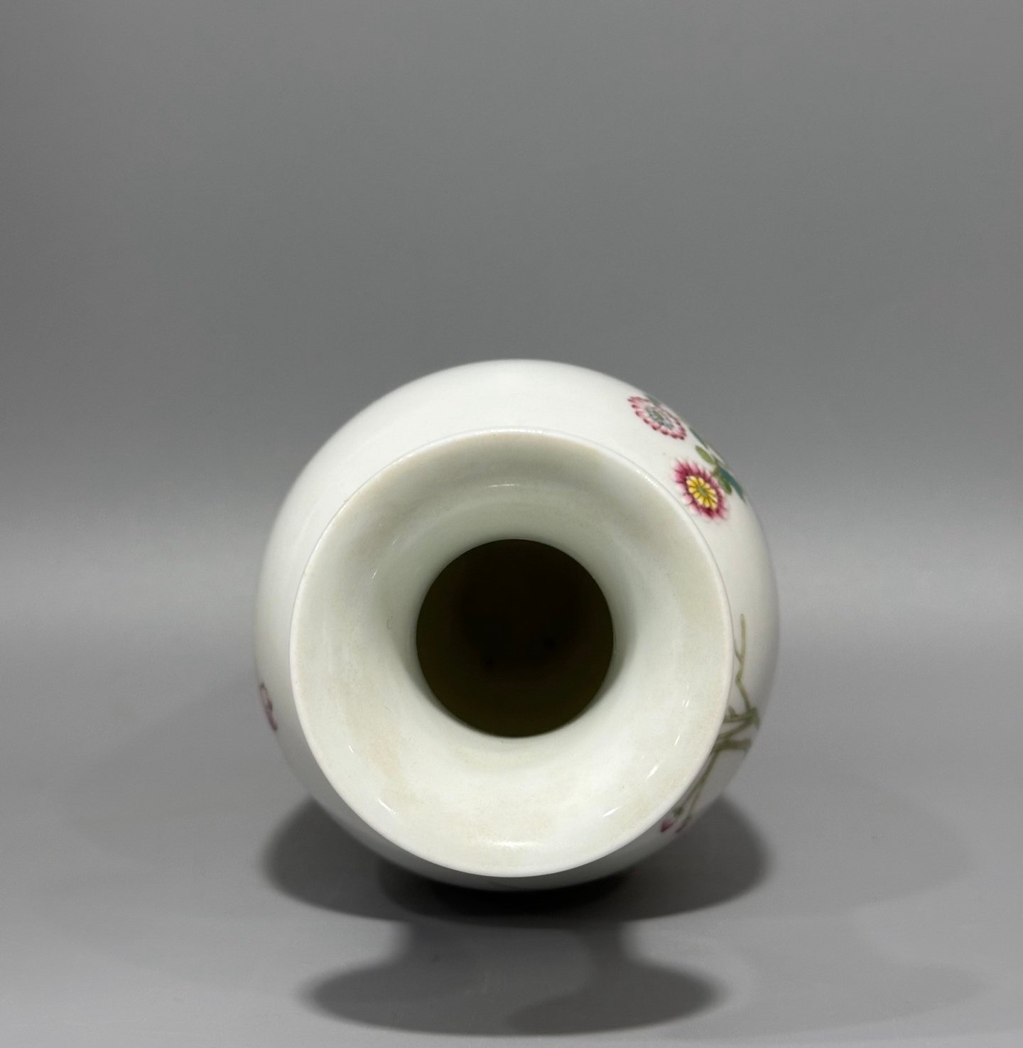 Oing Dynasty Yongzheng year enamel vase with family portrait pattern