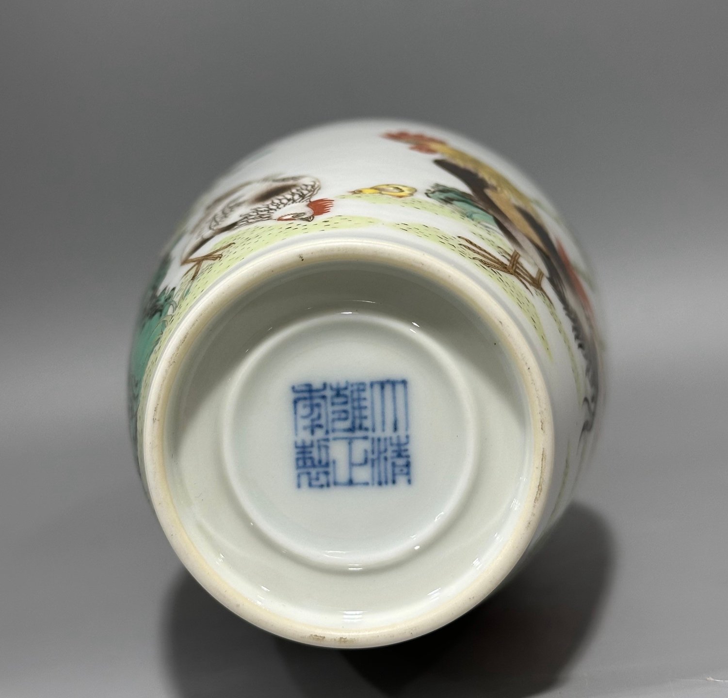 Oing Dynasty Yongzheng year enamel vase with family portrait pattern