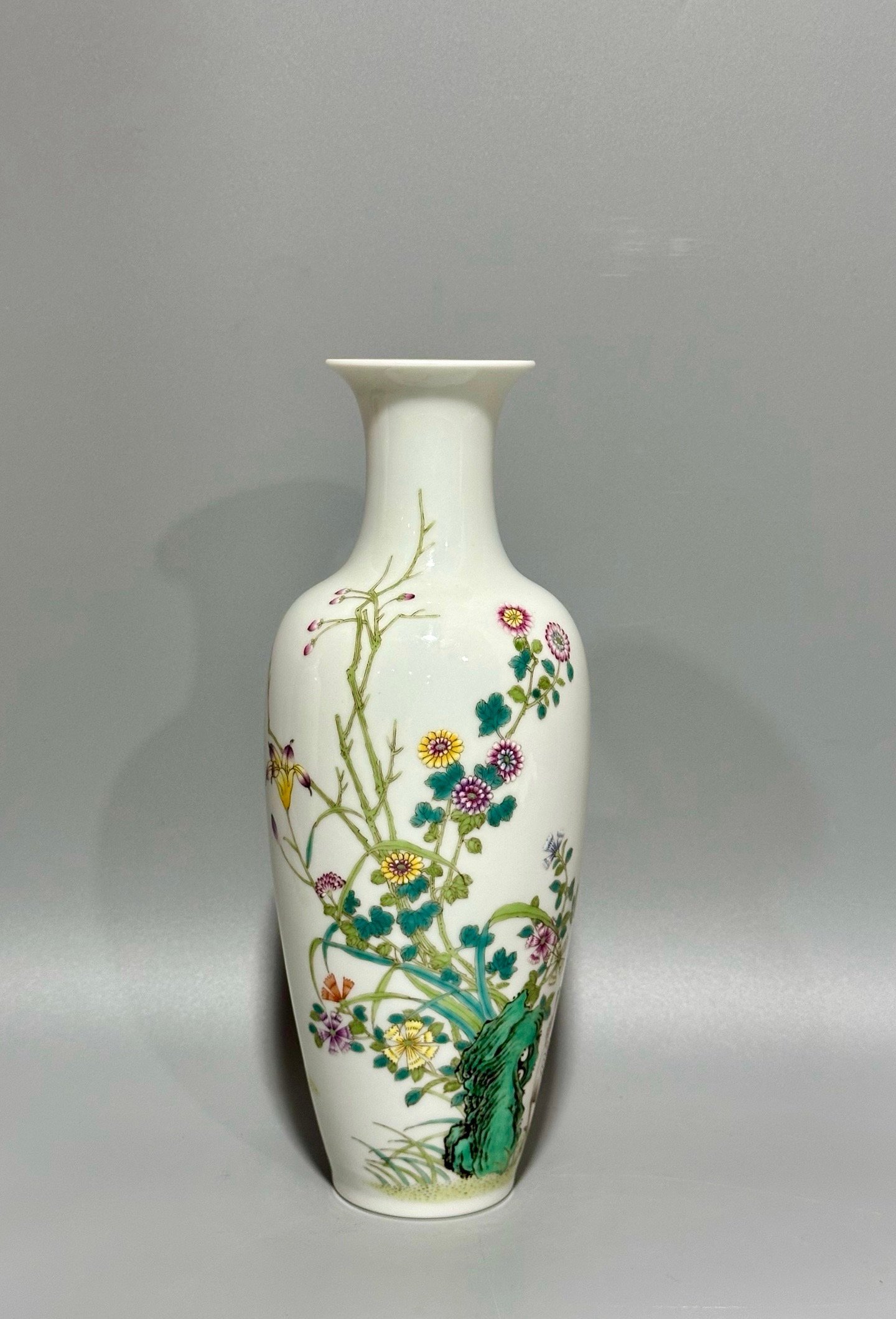 Oing Dynasty Yongzheng year enamel vase with family portrait pattern