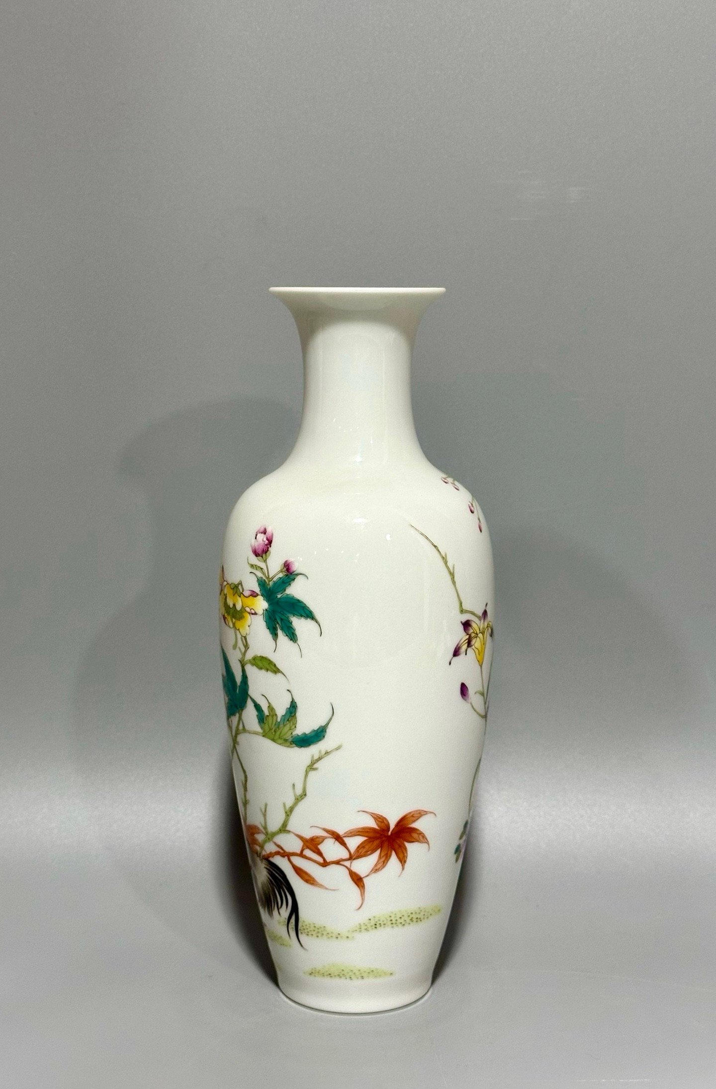Oing Dynasty Yongzheng year enamel vase with family portrait pattern