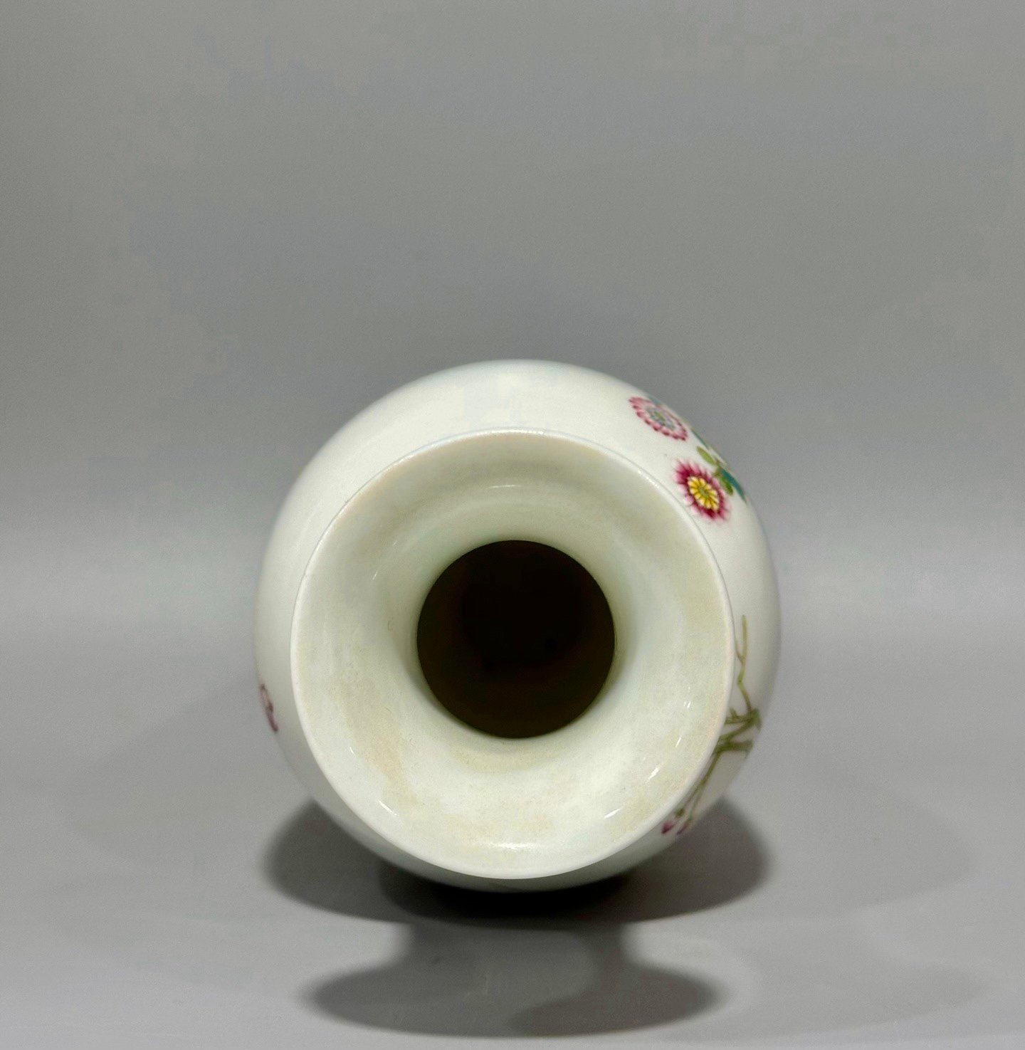 Oing Dynasty Yongzheng year enamel vase with family portrait pattern