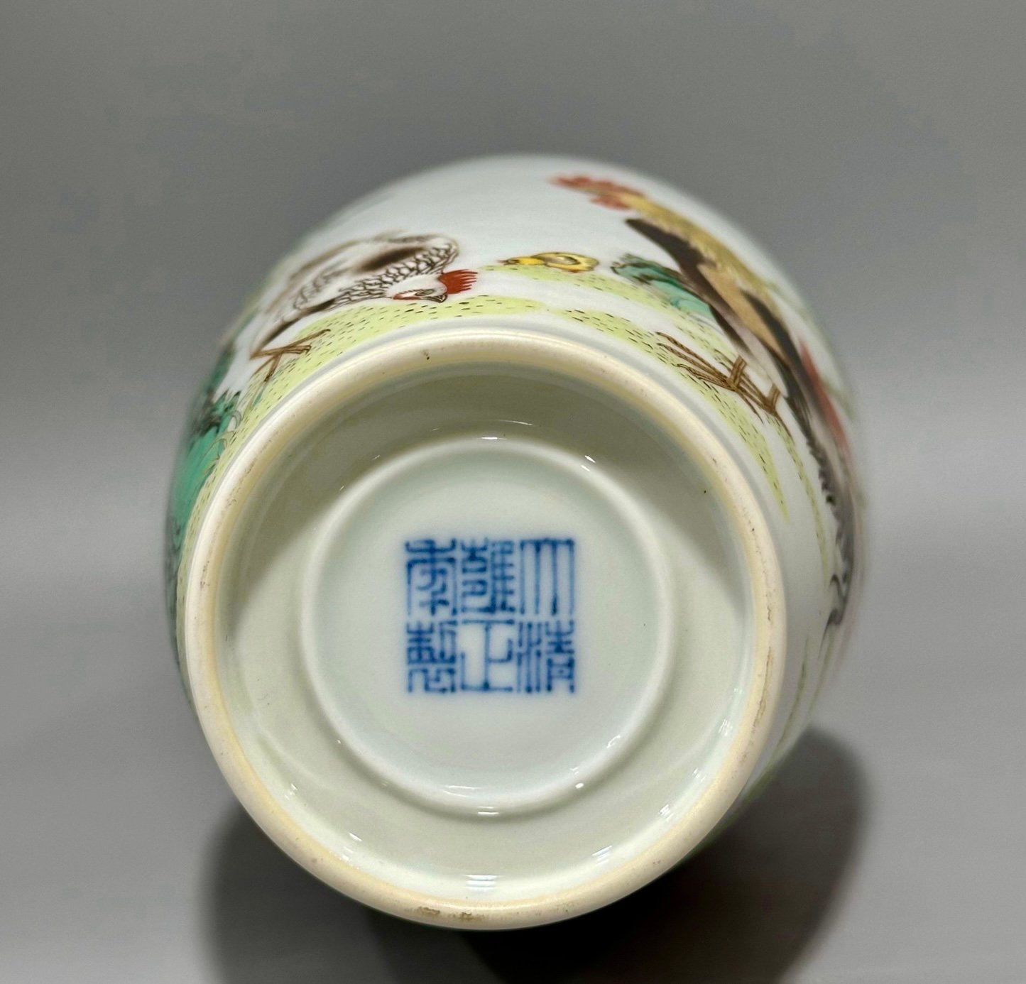 Oing Dynasty Yongzheng year enamel vase with family portrait pattern