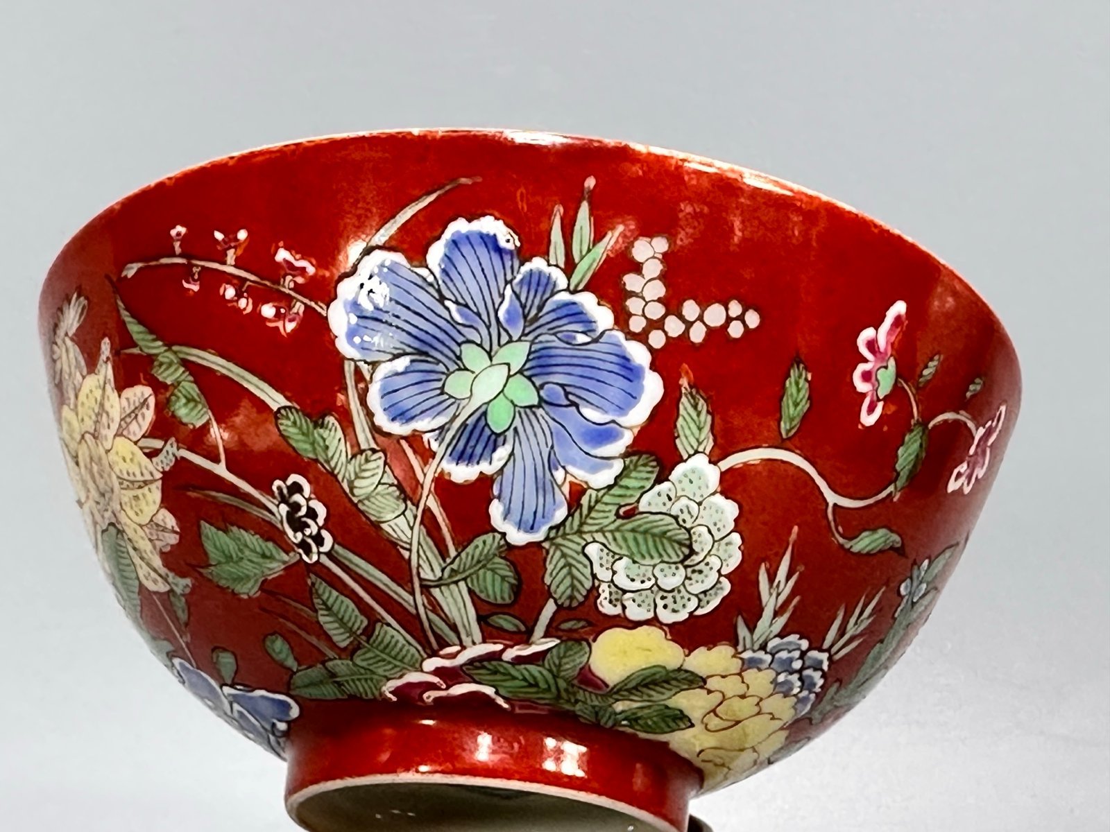 Oing Dynasty Yongzheng year alum red enamel bowl with floral pattern