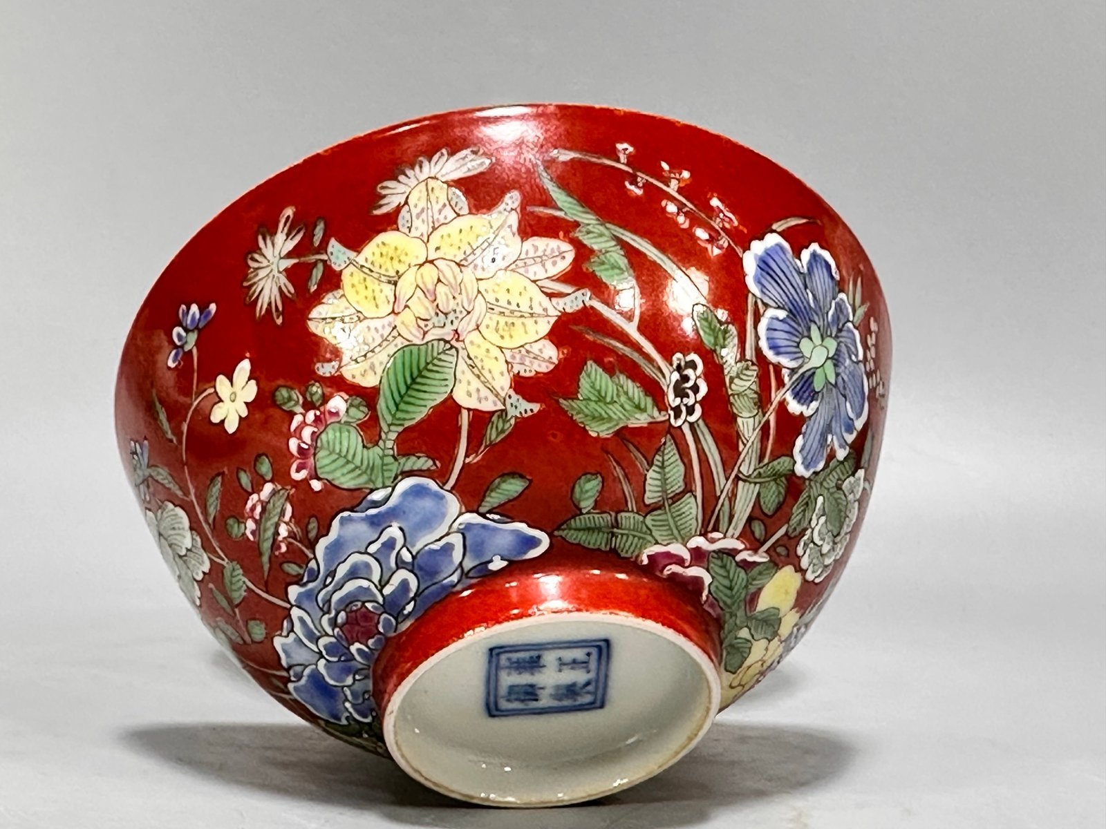 Oing Dynasty Yongzheng year alum red enamel bowl with floral pattern