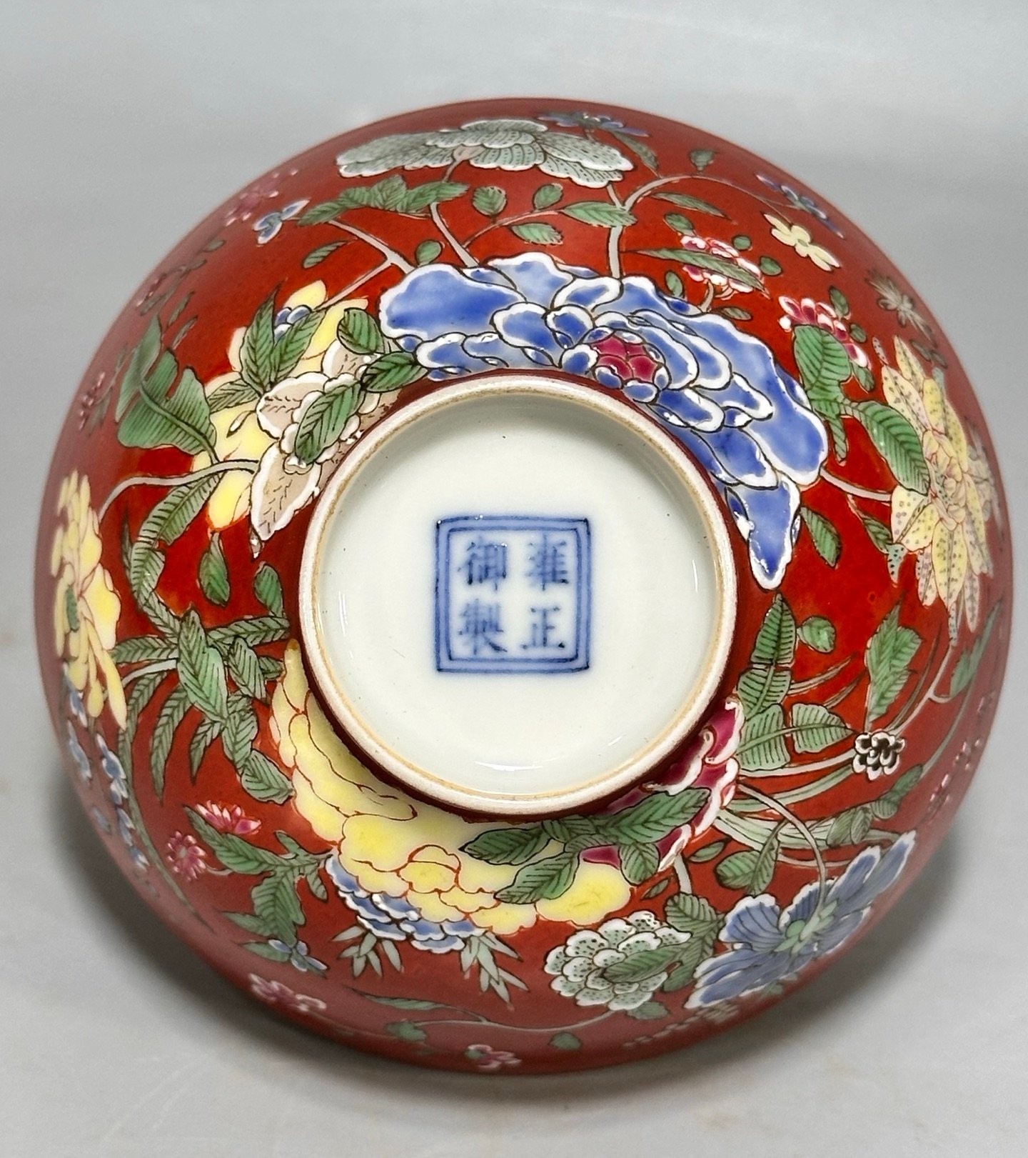 Oing Dynasty Yongzheng year alum red enamel bowl with floral pattern