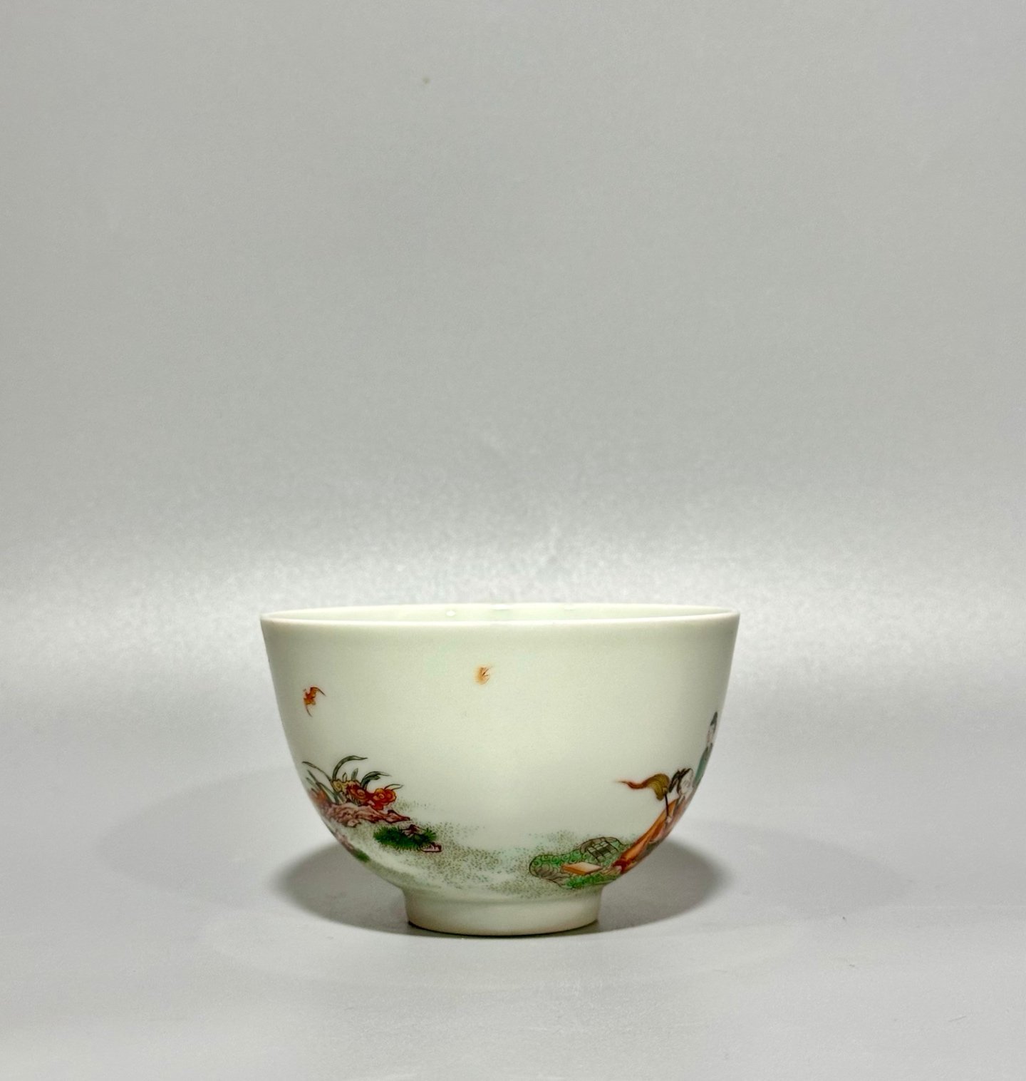 Oing Dynasty Yongzhengthis bowl is pastel colors with immortals celebrating