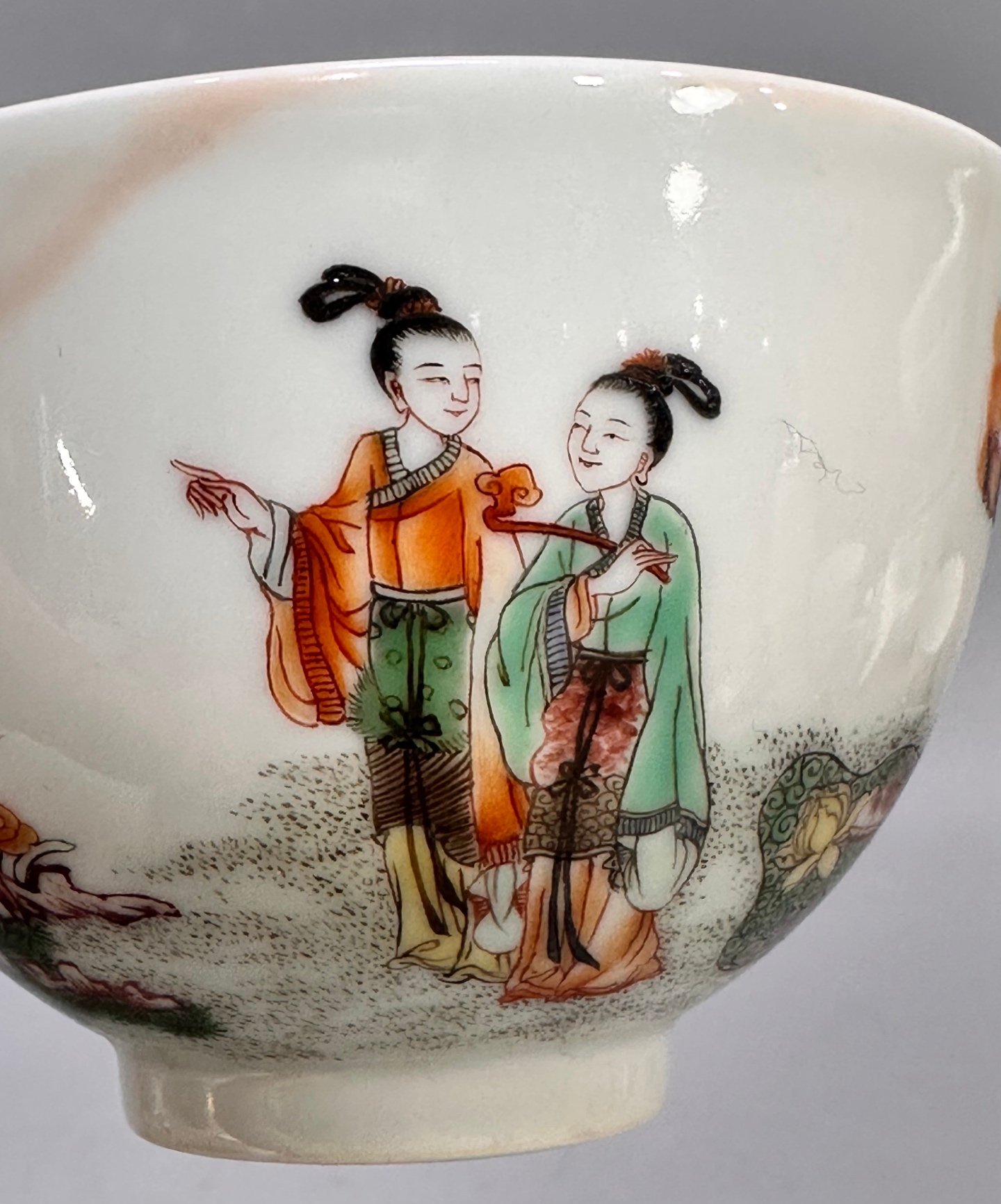 Oing Dynasty Yongzhenga pastel-colored bowl with a group of immortals celebrating