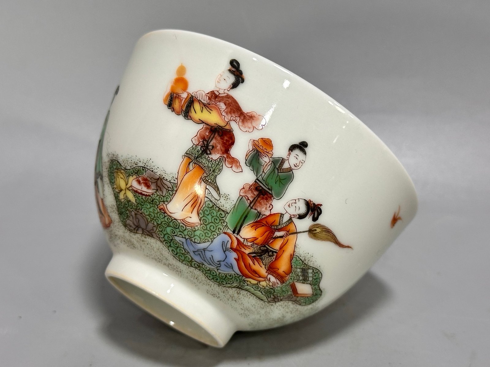 Oing Dynasty Yongzhenga pastel-colored bowl with a group of immortals celebrating
