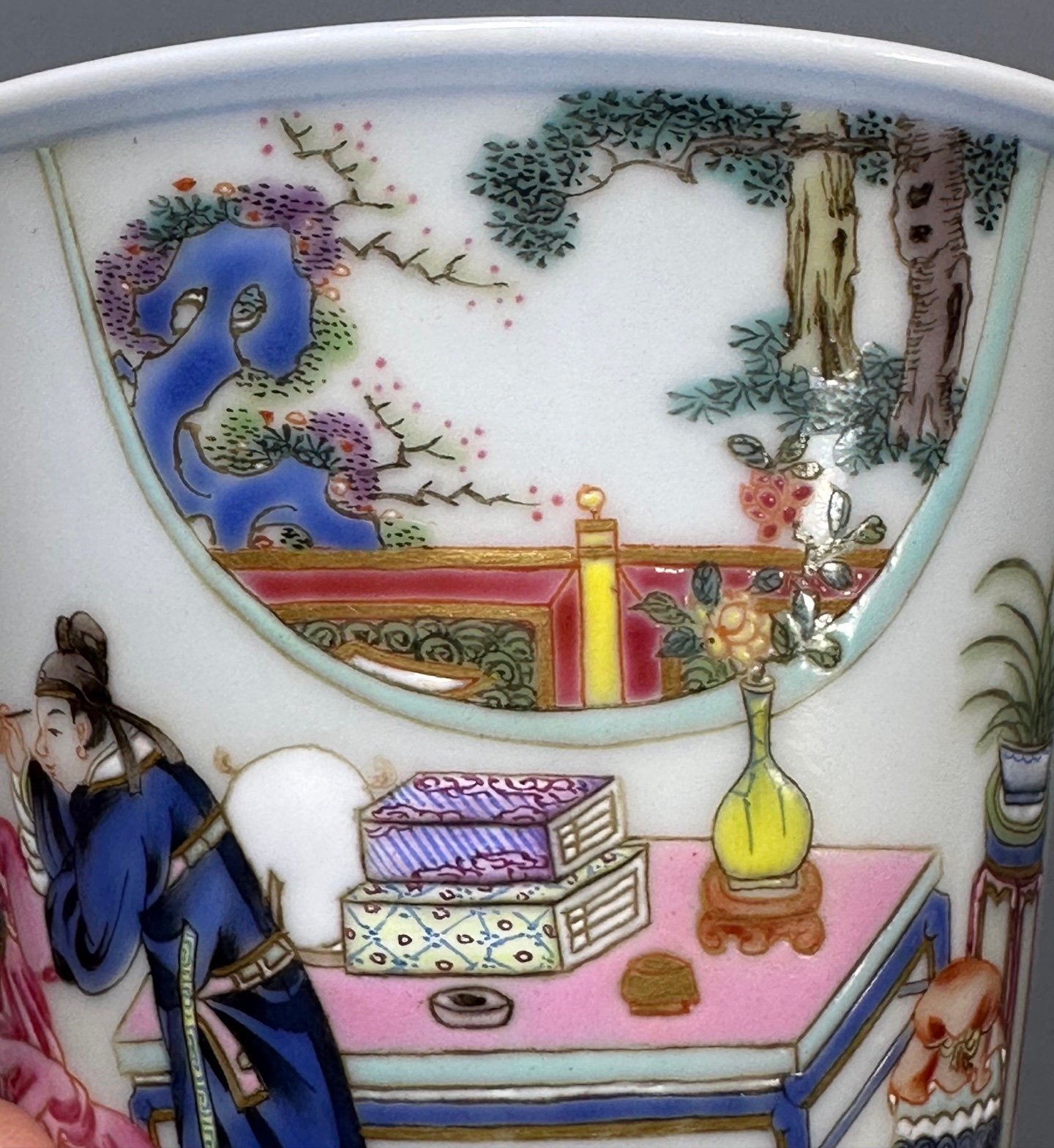 Oing Dynasty Yongzhengpink-painted cup with human figures