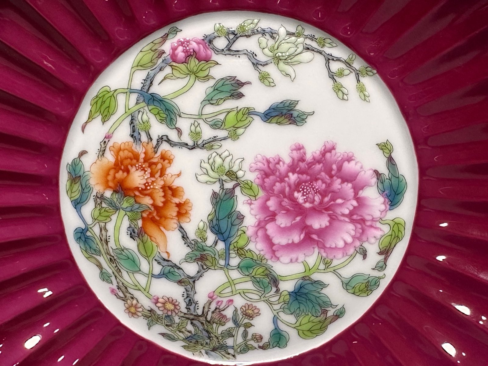 Oing Dynasty Yongzhenga carmine red enamel plate with four seasons floral patterns