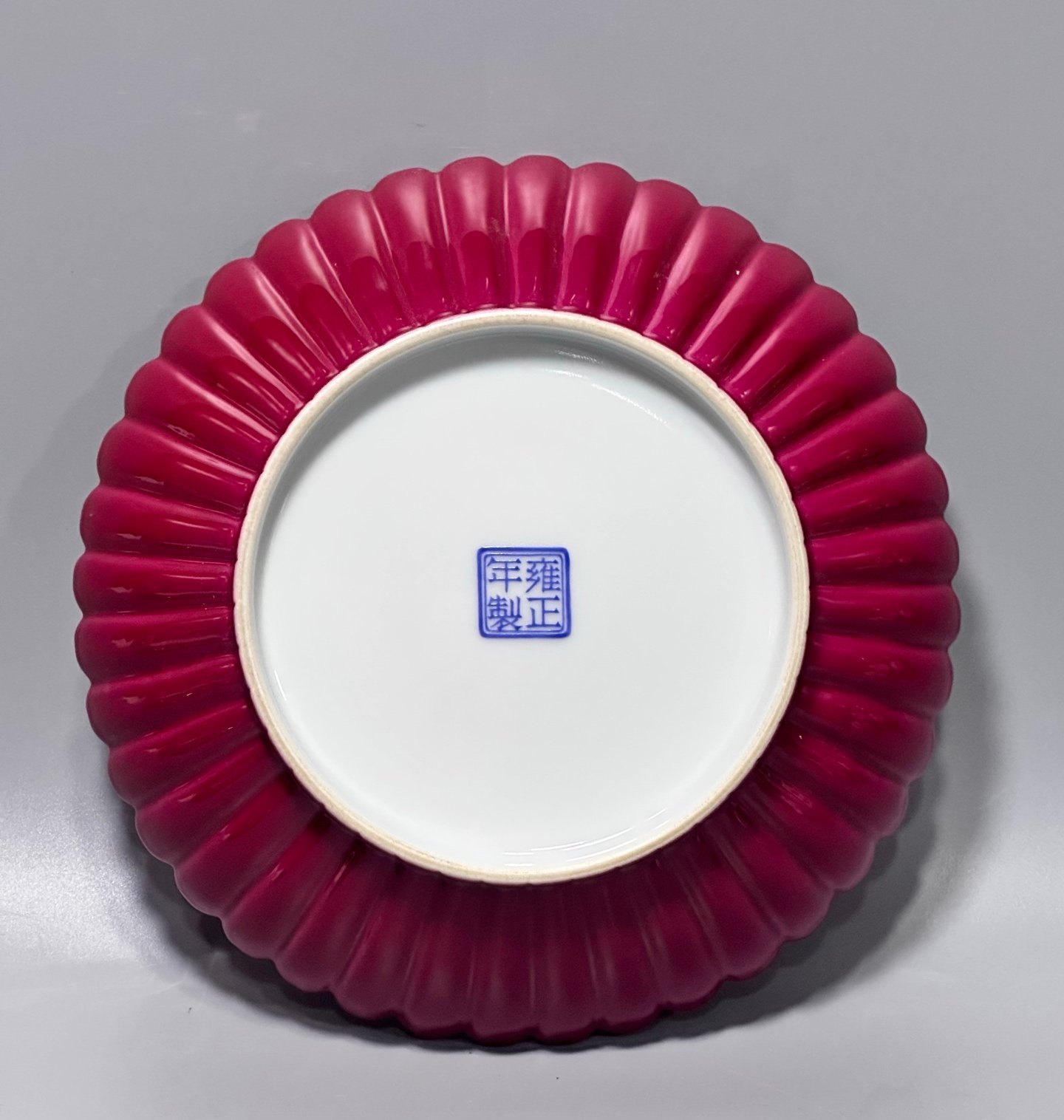 Oing Dynasty Yongzhenga carmine red enamel plate with four seasons floral patterns