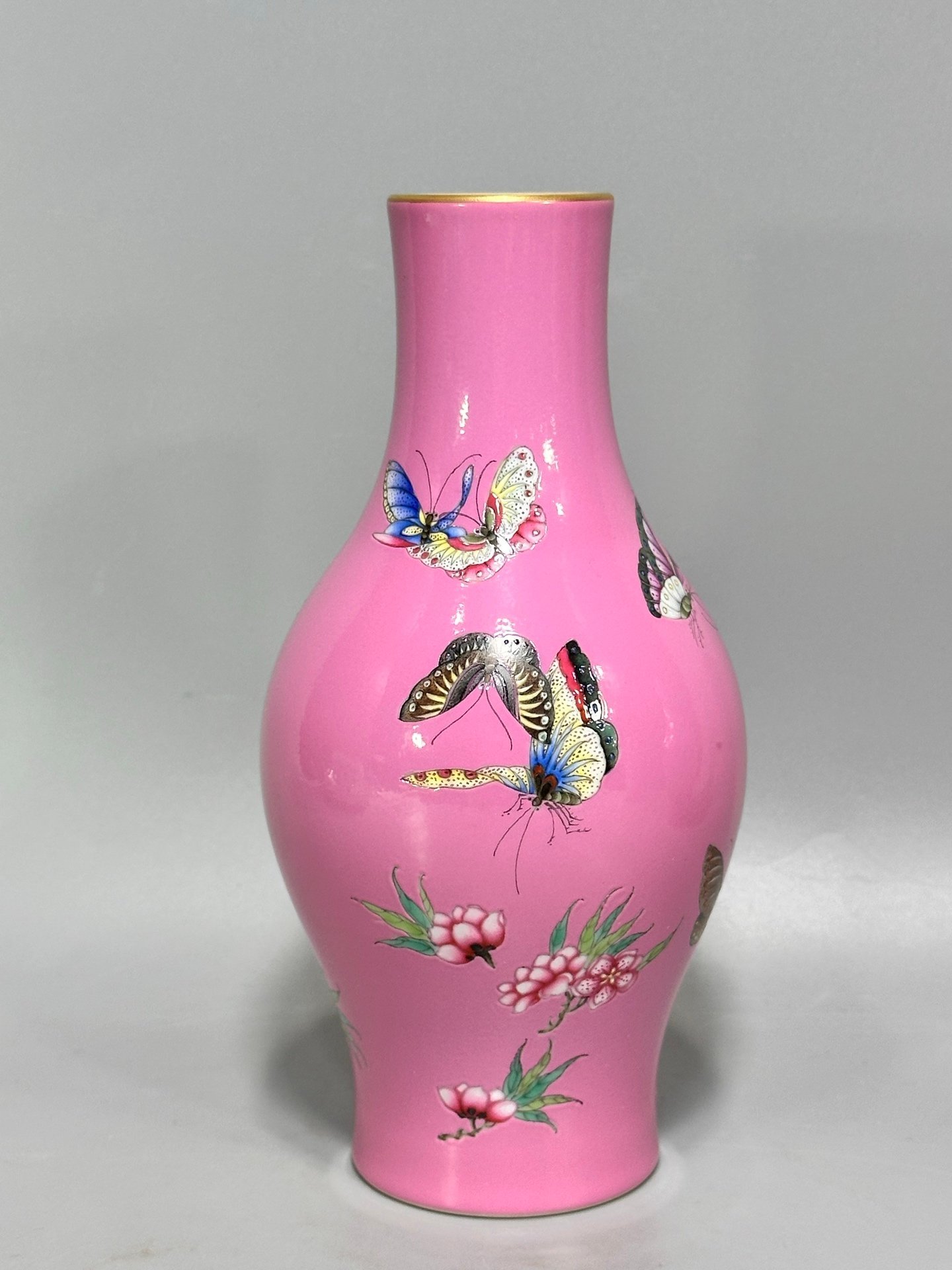 Oing Dynasty Yongzhenga rouge pink olive vase with butterfly and love patterns