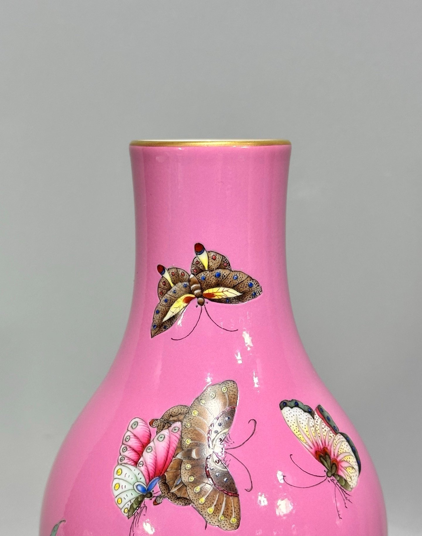 Oing Dynasty Yongzhenga rouge pink olive vase with butterfly and love patterns