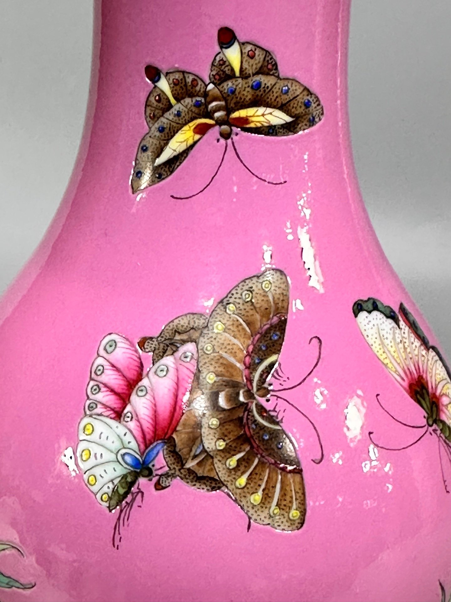 Oing Dynasty Yongzhenga rouge pink olive vase with butterfly and love patterns