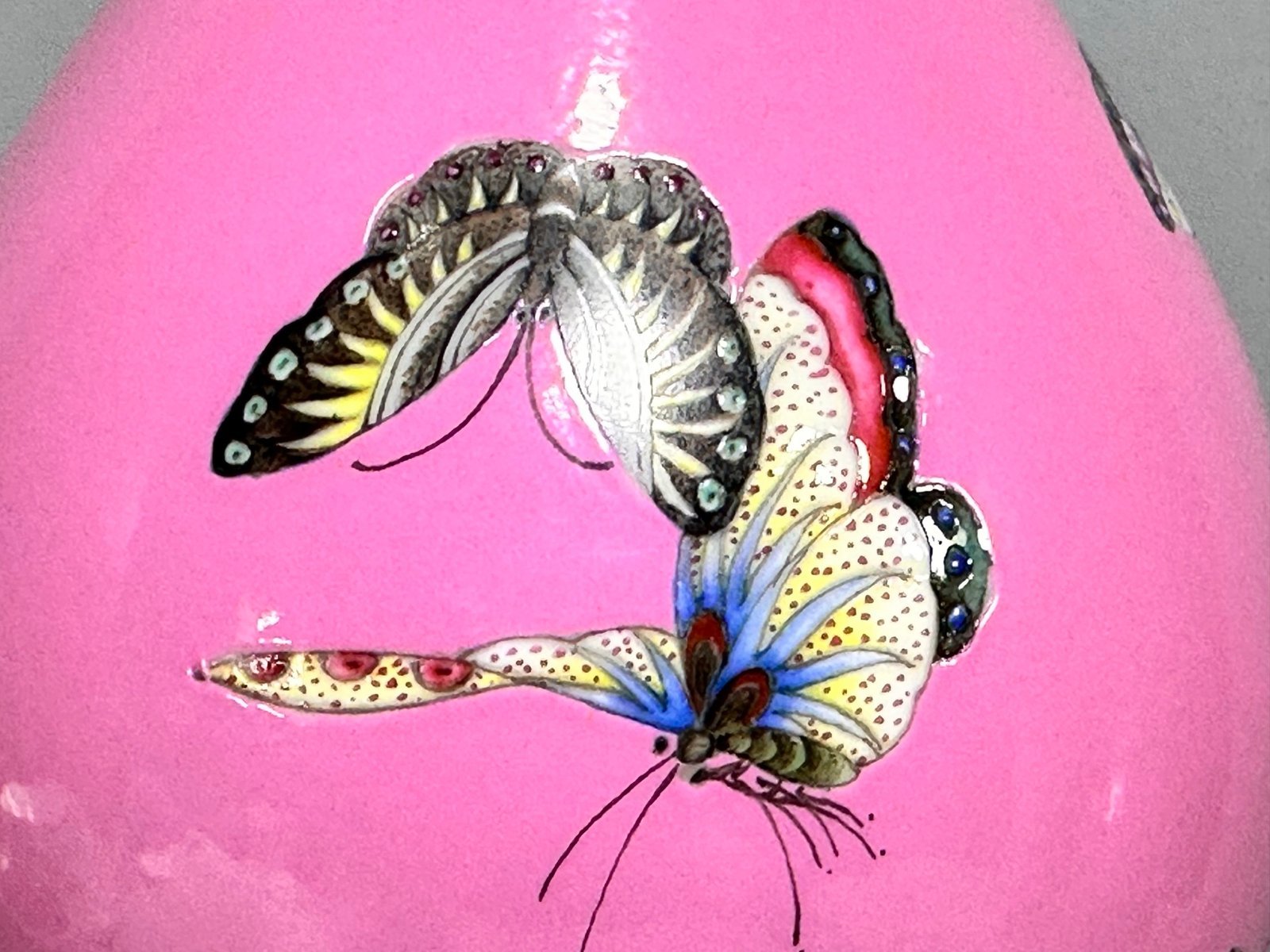 Oing Dynasty Yongzhenga rouge pink olive vase with butterfly and love patterns