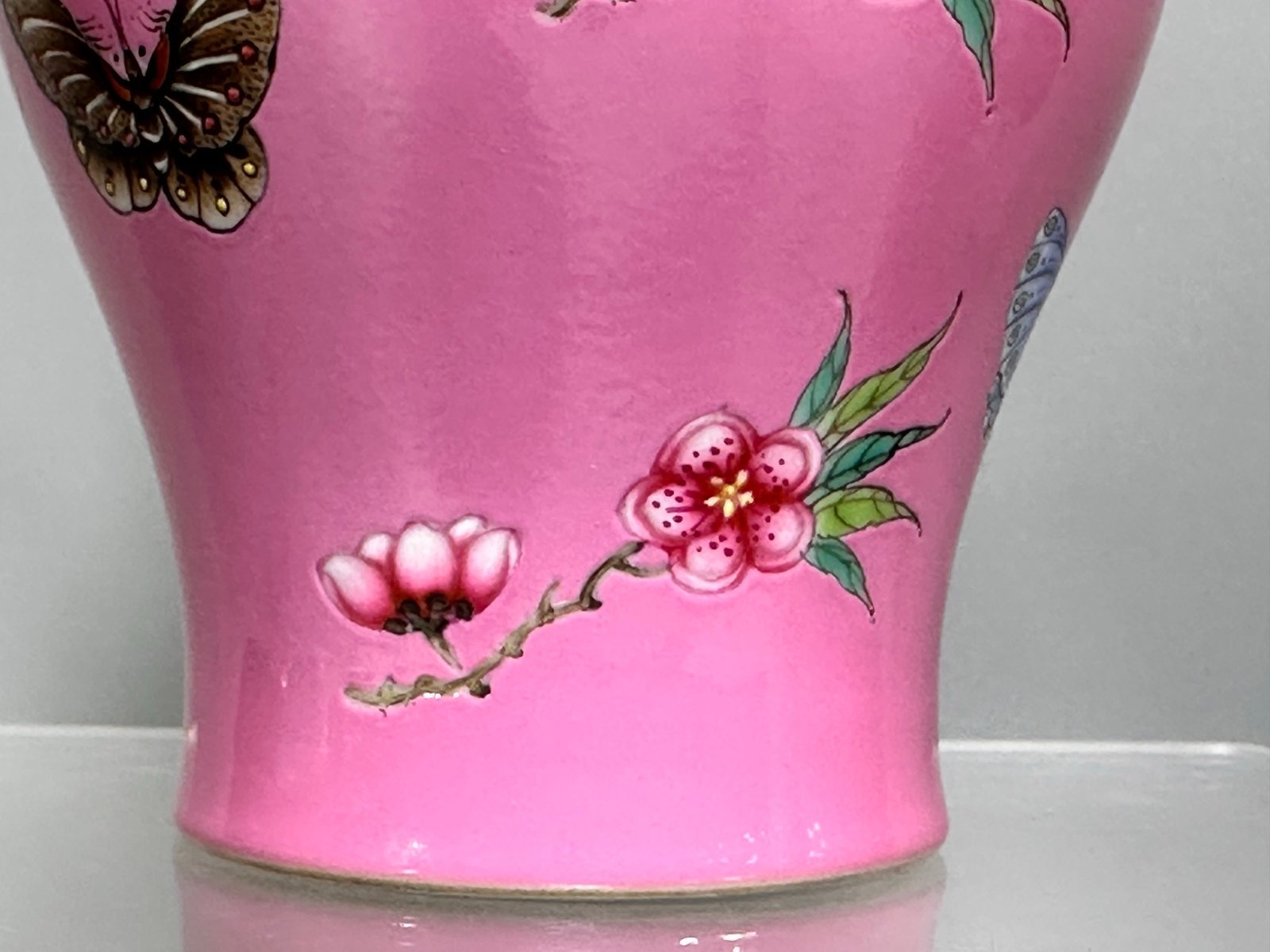 Oing Dynasty Yongzhenga rouge pink olive vase with butterfly and love patterns