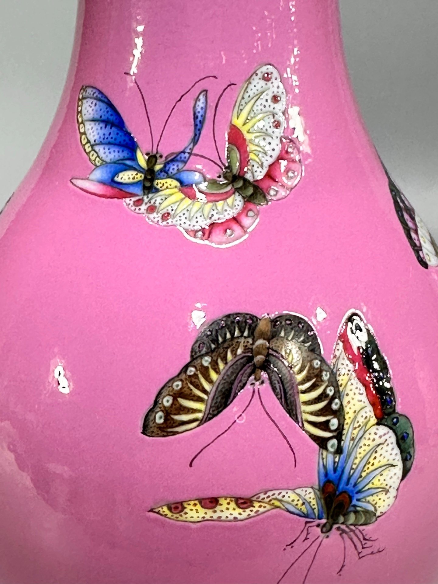 Oing Dynasty Yongzhenga rouge pink olive vase with butterfly and love patterns