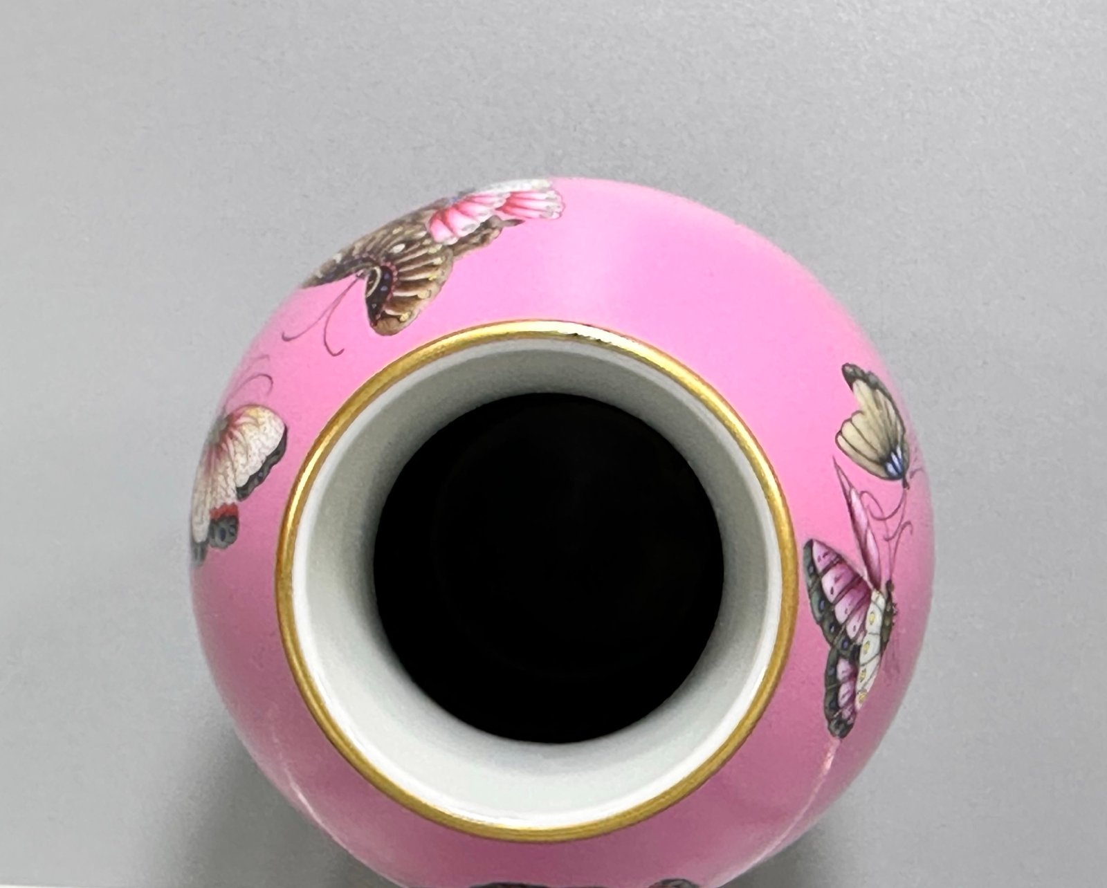 Oing Dynasty Yongzhenga rouge pink olive vase with butterfly and love patterns