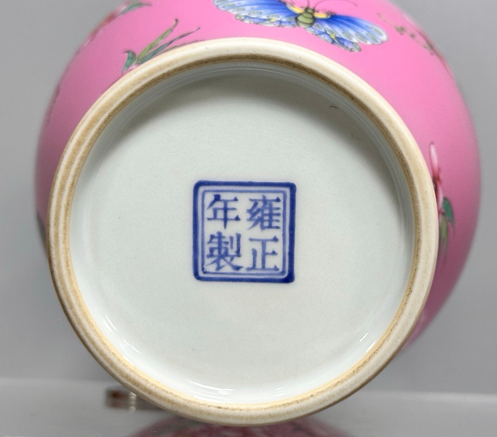 Oing Dynasty Yongzhenga rouge pink olive vase with butterfly and love patterns