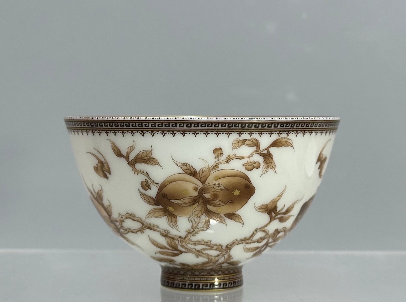 Oing Dynasty Yongzhengblack color cup with three fruits and gold pattern