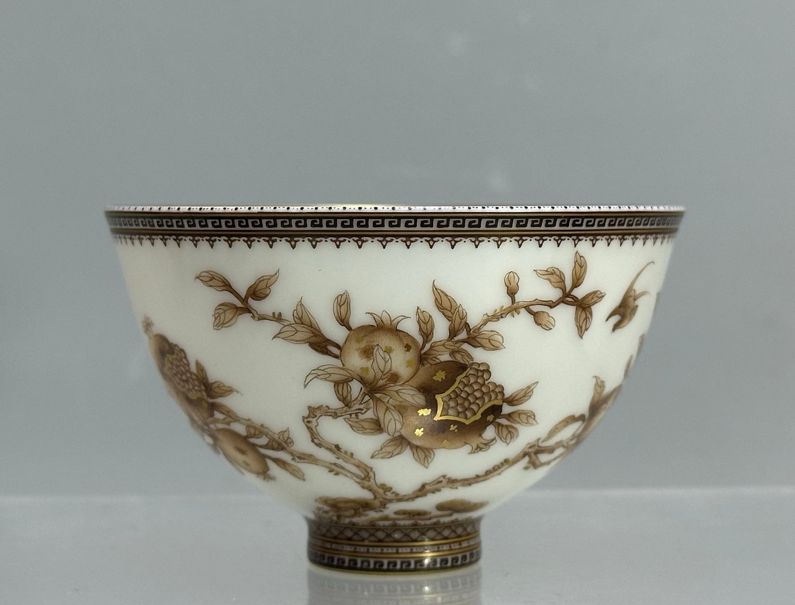 Oing Dynasty Yongzhengblack color cup with three fruits and gold pattern