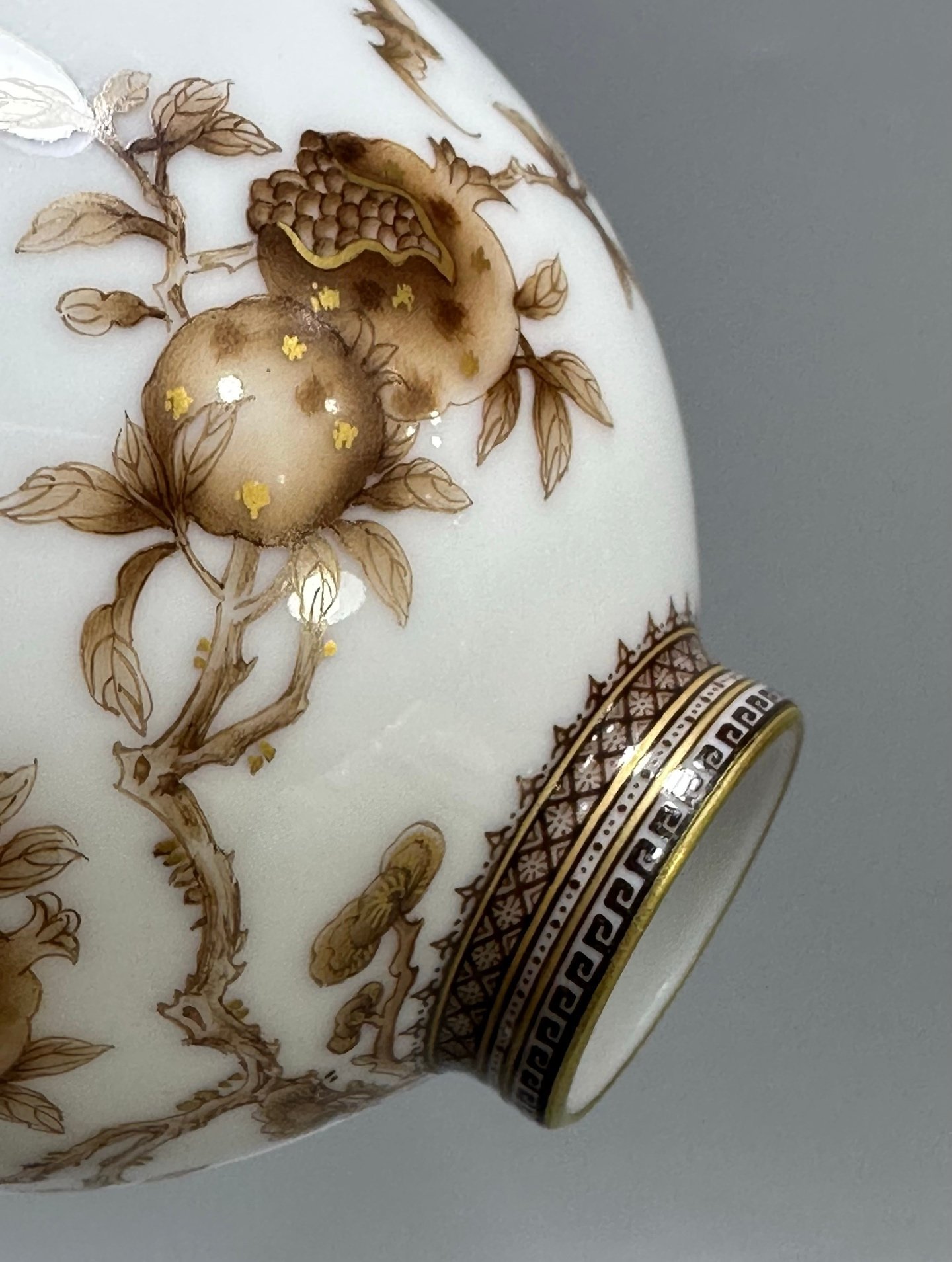 Oing Dynasty Yongzhengblack color cup with three fruits and gold pattern