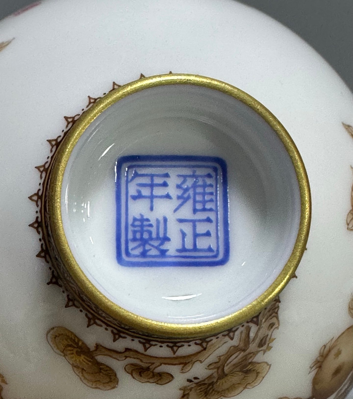 Oing Dynasty Yongzhengblack color cup with three fruits and gold pattern