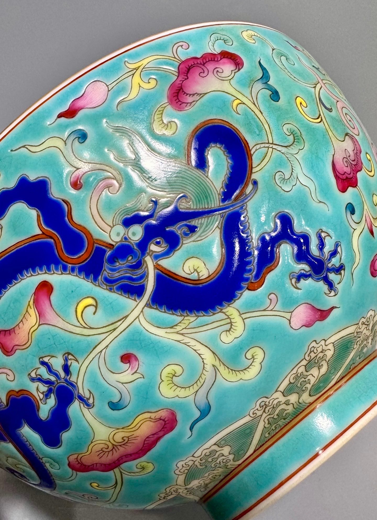 Oing Dynasty Yongzheng floral bowl with pastel grass and dragon patterns