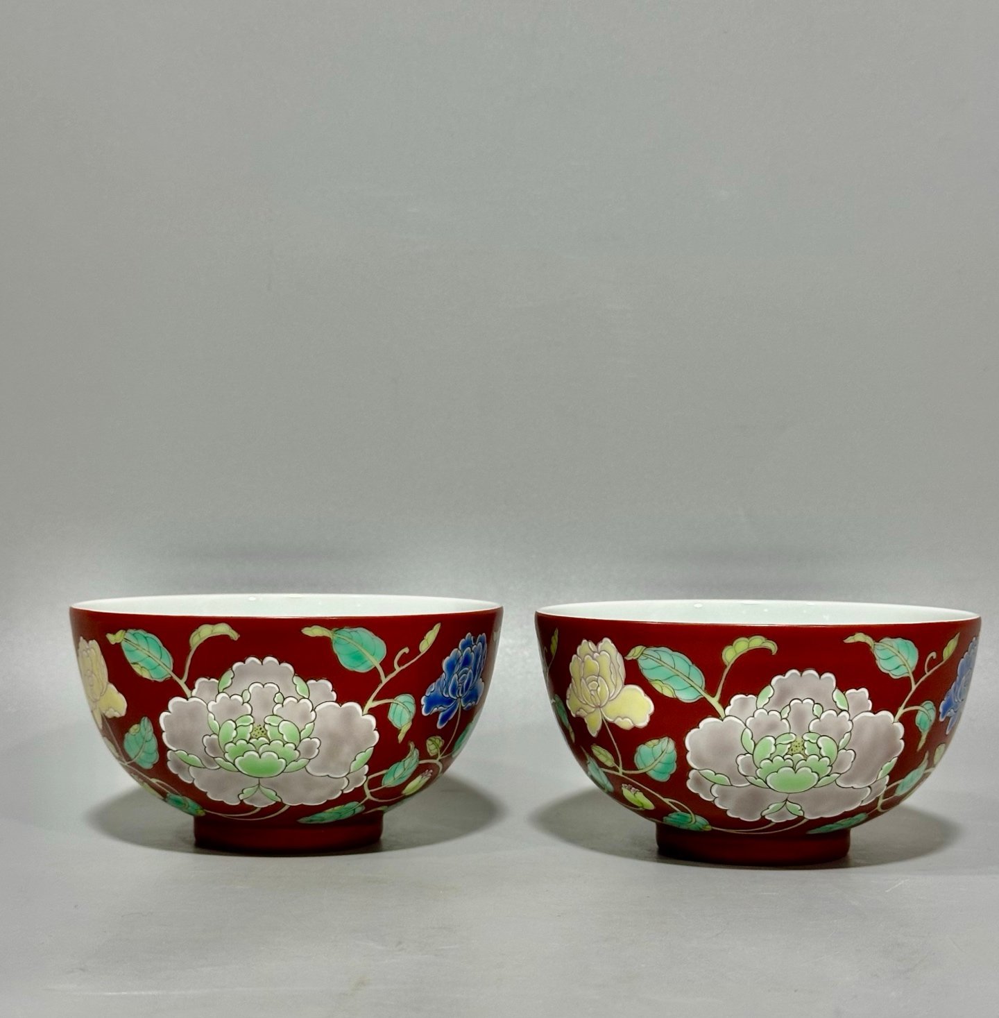 Oing Dynasty Yongzheng this is a pastel peony bowl with a red ground